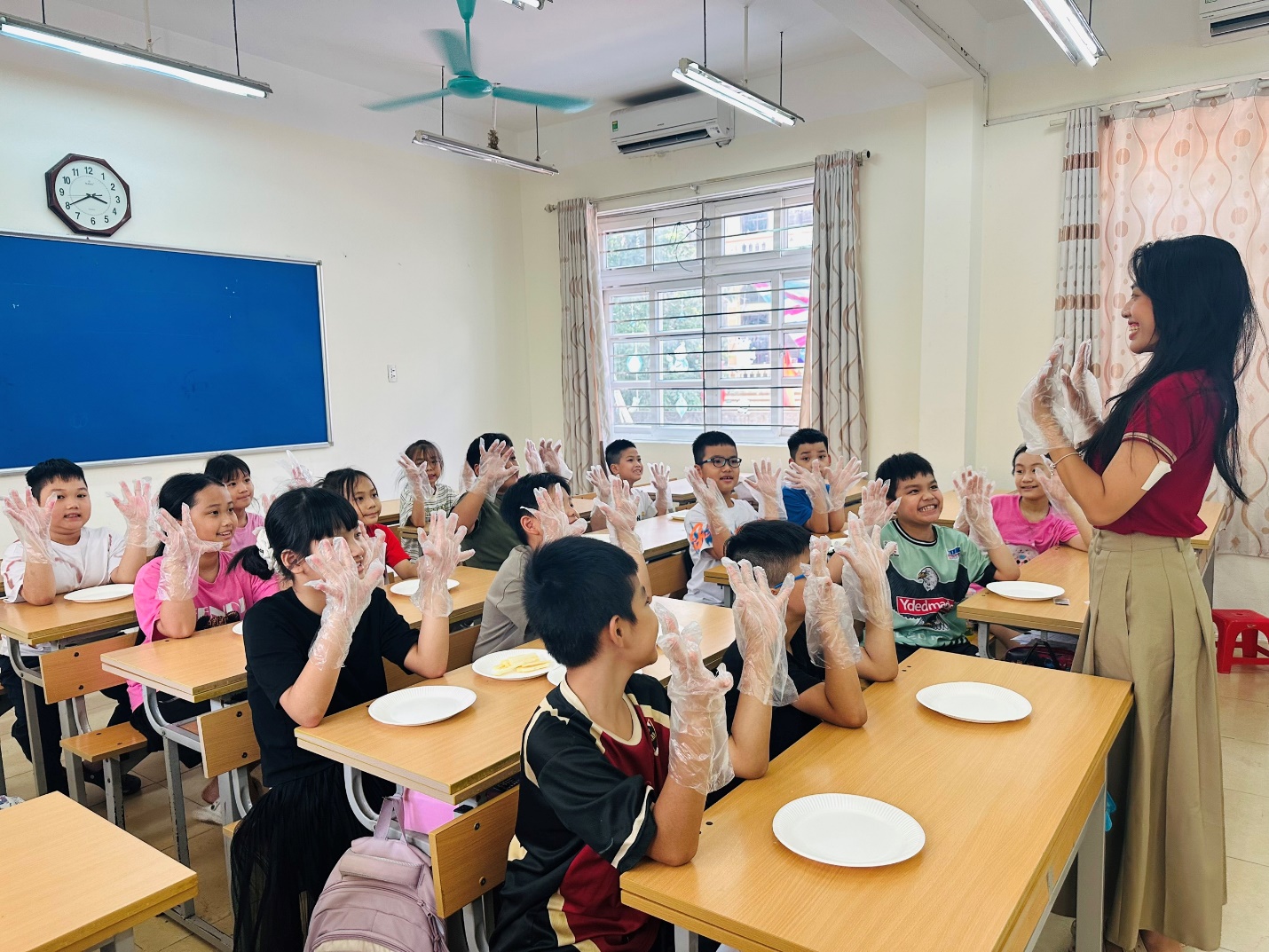 A group of children in a classroom

AI-generated content may be incorrect.