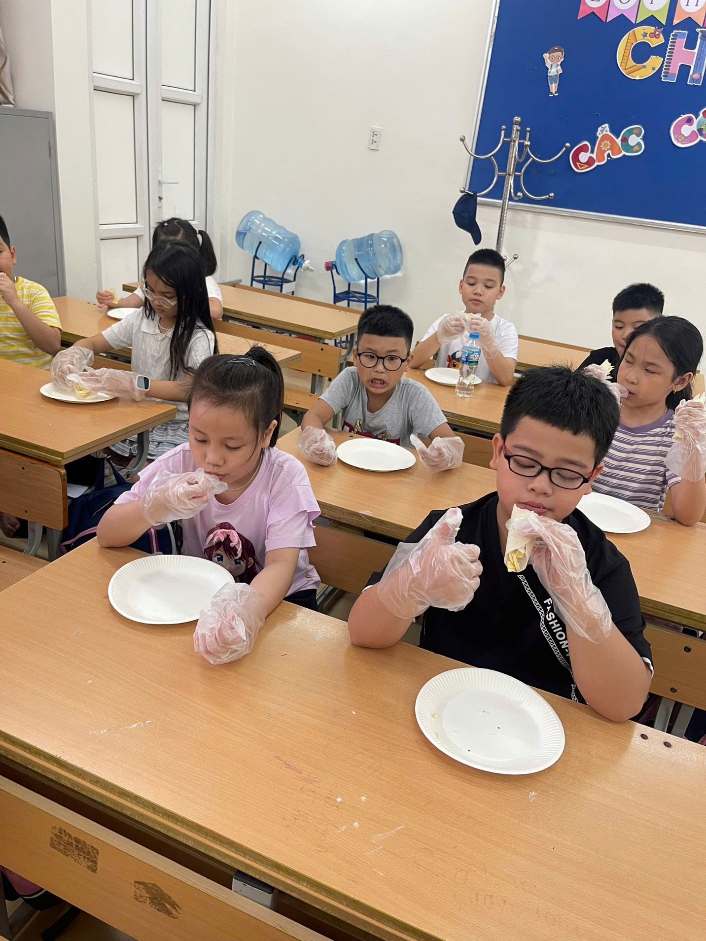 A group of children eating at a desk

AI-generated content may be incorrect.