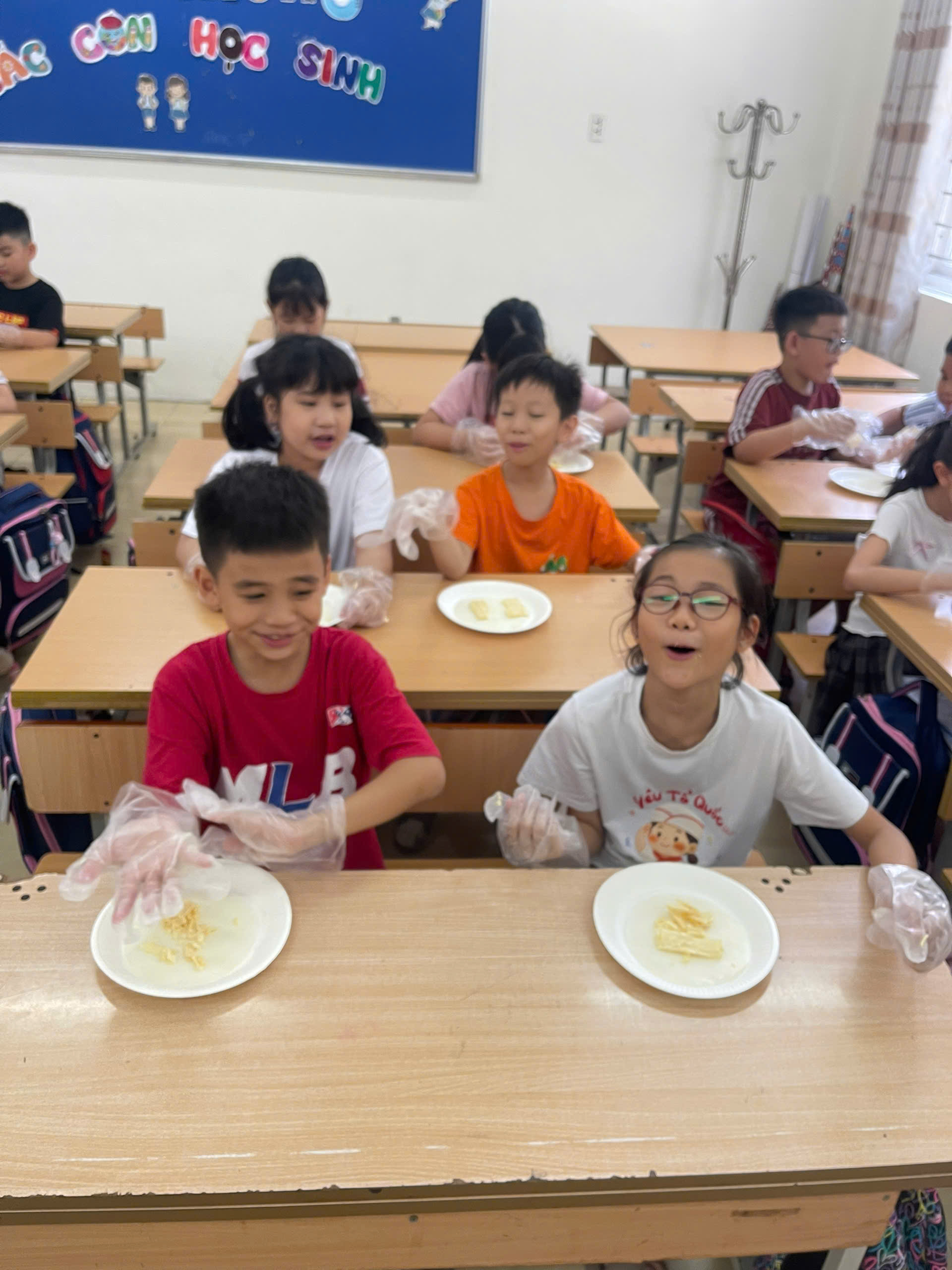 A group of kids sitting at a table in a classroom

AI-generated content may be incorrect.