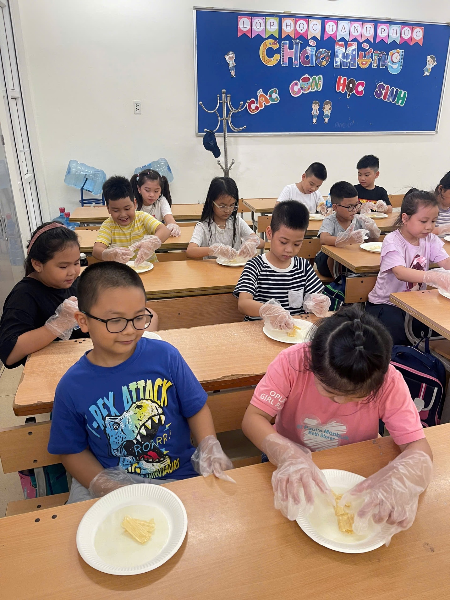 A group of children in a classroom

AI-generated content may be incorrect.