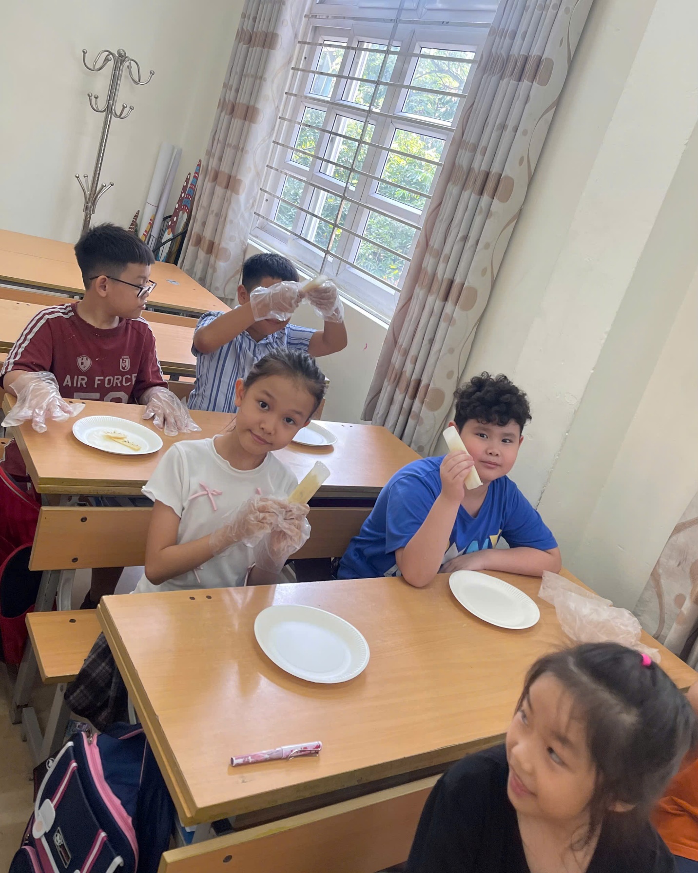 A group of kids sitting at desks eating

AI-generated content may be incorrect.