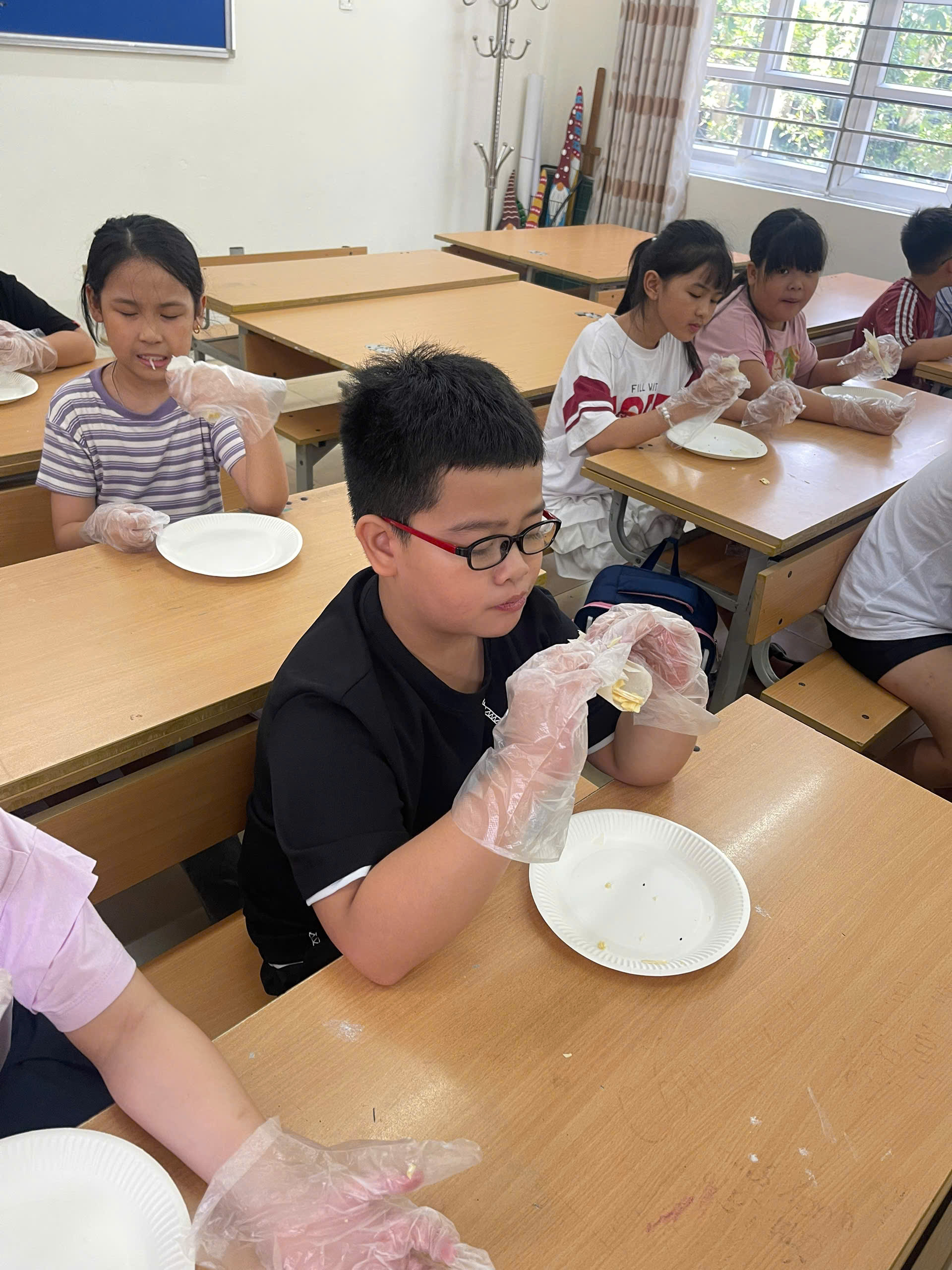 A group of children in a classroom

AI-generated content may be incorrect.