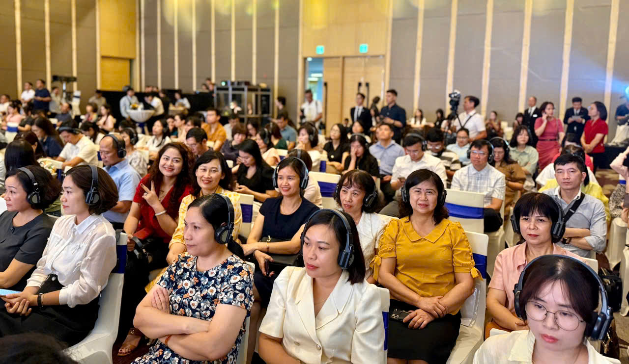 A group of people sitting in chairs

AI-generated content may be incorrect.