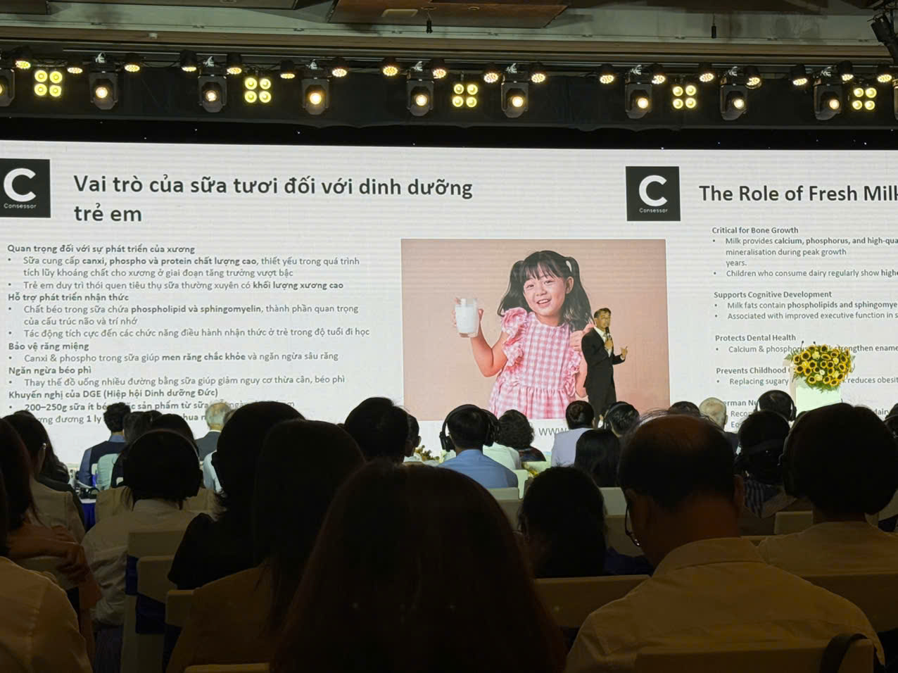 A group of people in a room

AI-generated content may be incorrect.