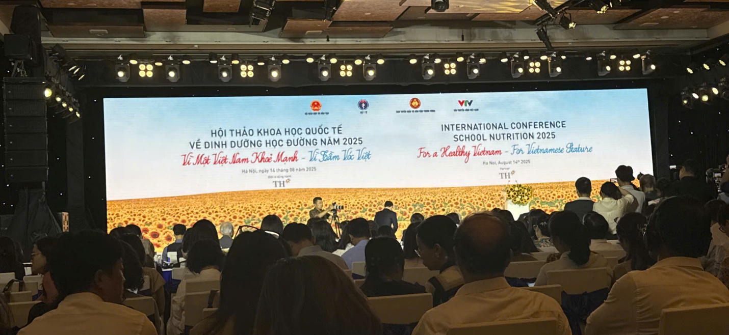 A group of people sitting in chairs in front of a large screen

AI-generated content may be incorrect.