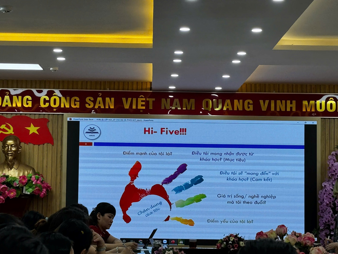 A group of people sitting in a room

AI-generated content may be incorrect.