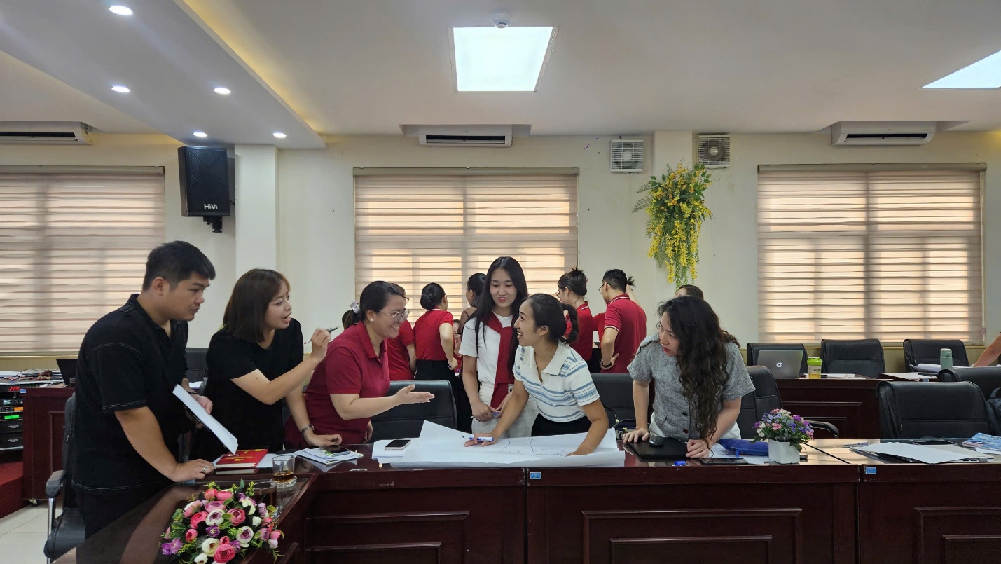 A group of people in a room

AI-generated content may be incorrect.