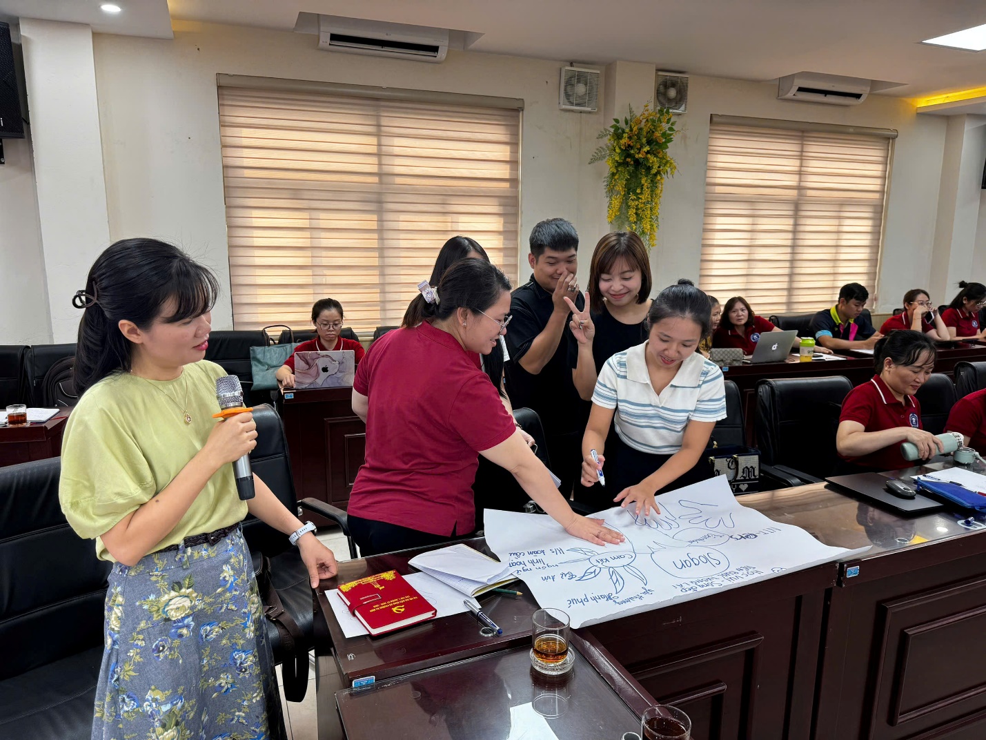 A group of people in a room

AI-generated content may be incorrect.