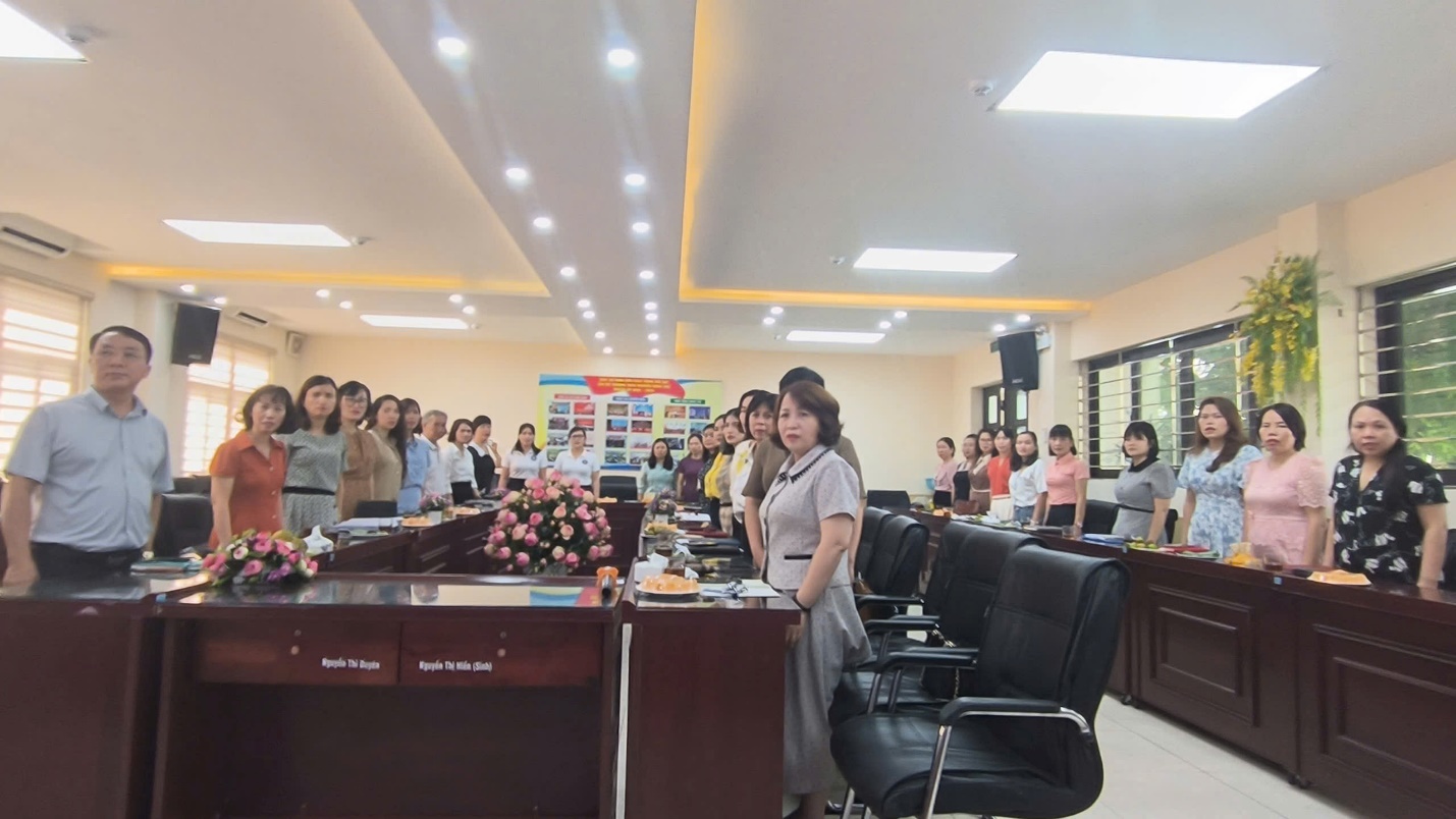 A group of people standing in a room

AI-generated content may be incorrect.