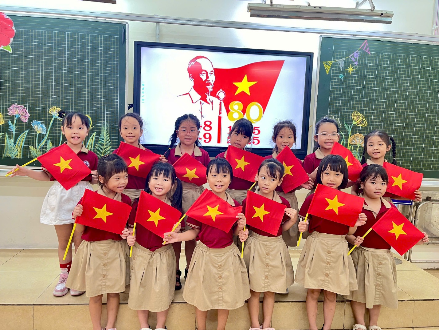 A group of girls holding flags

AI-generated content may be incorrect.