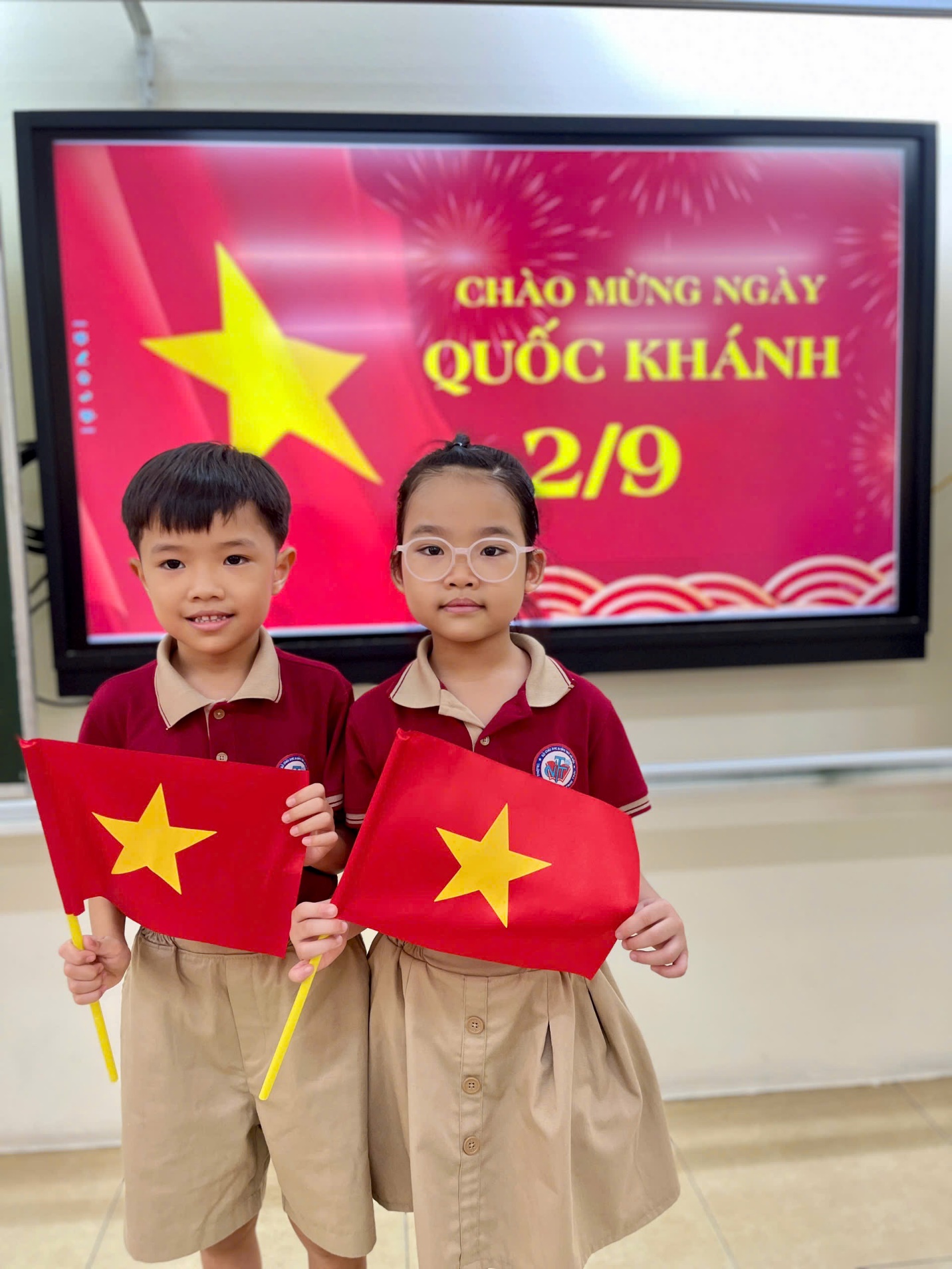 A child and child holding flags

AI-generated content may be incorrect.