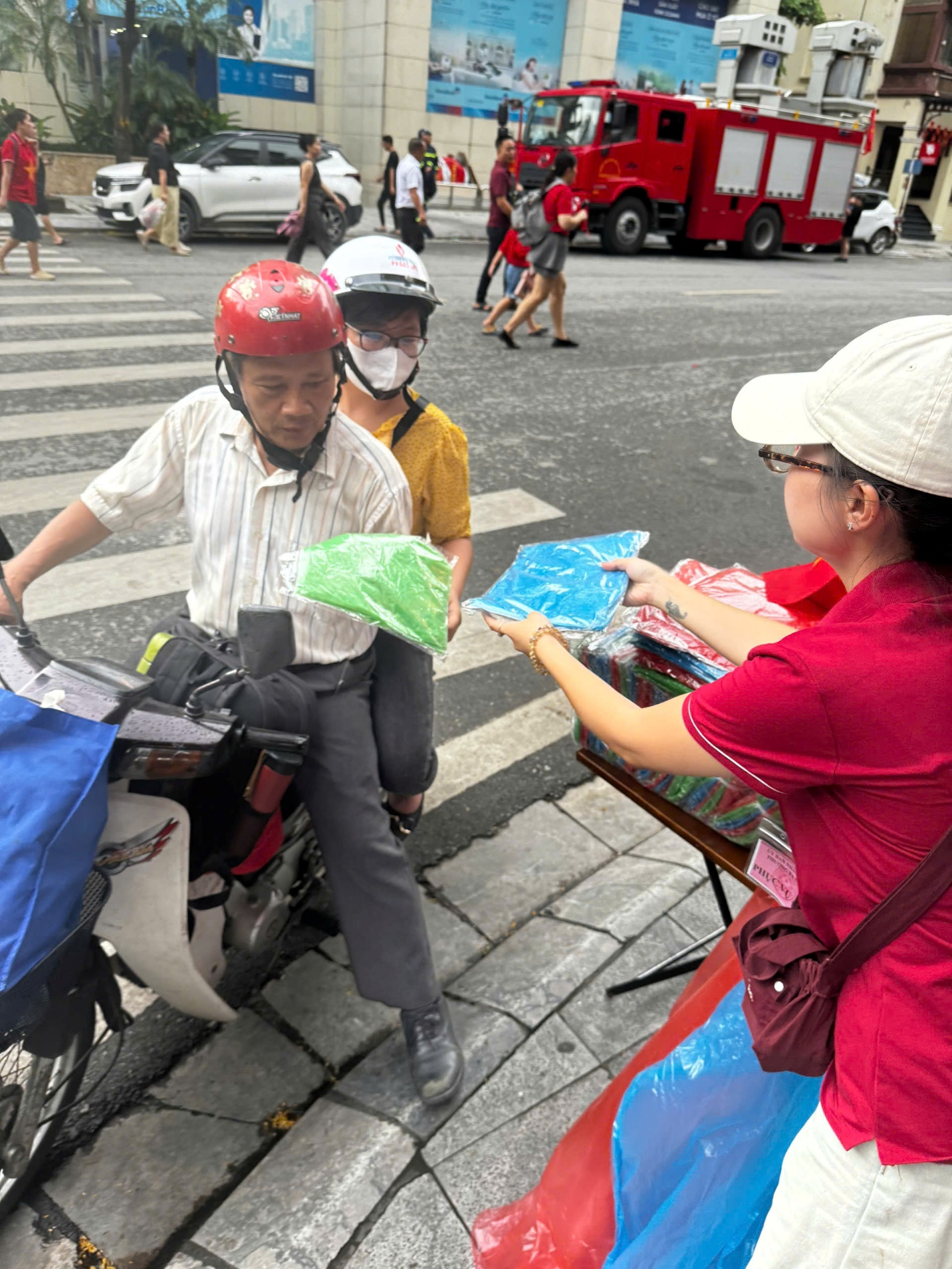 A group of people in helmets on a street
AI-generated content may be incorrect.