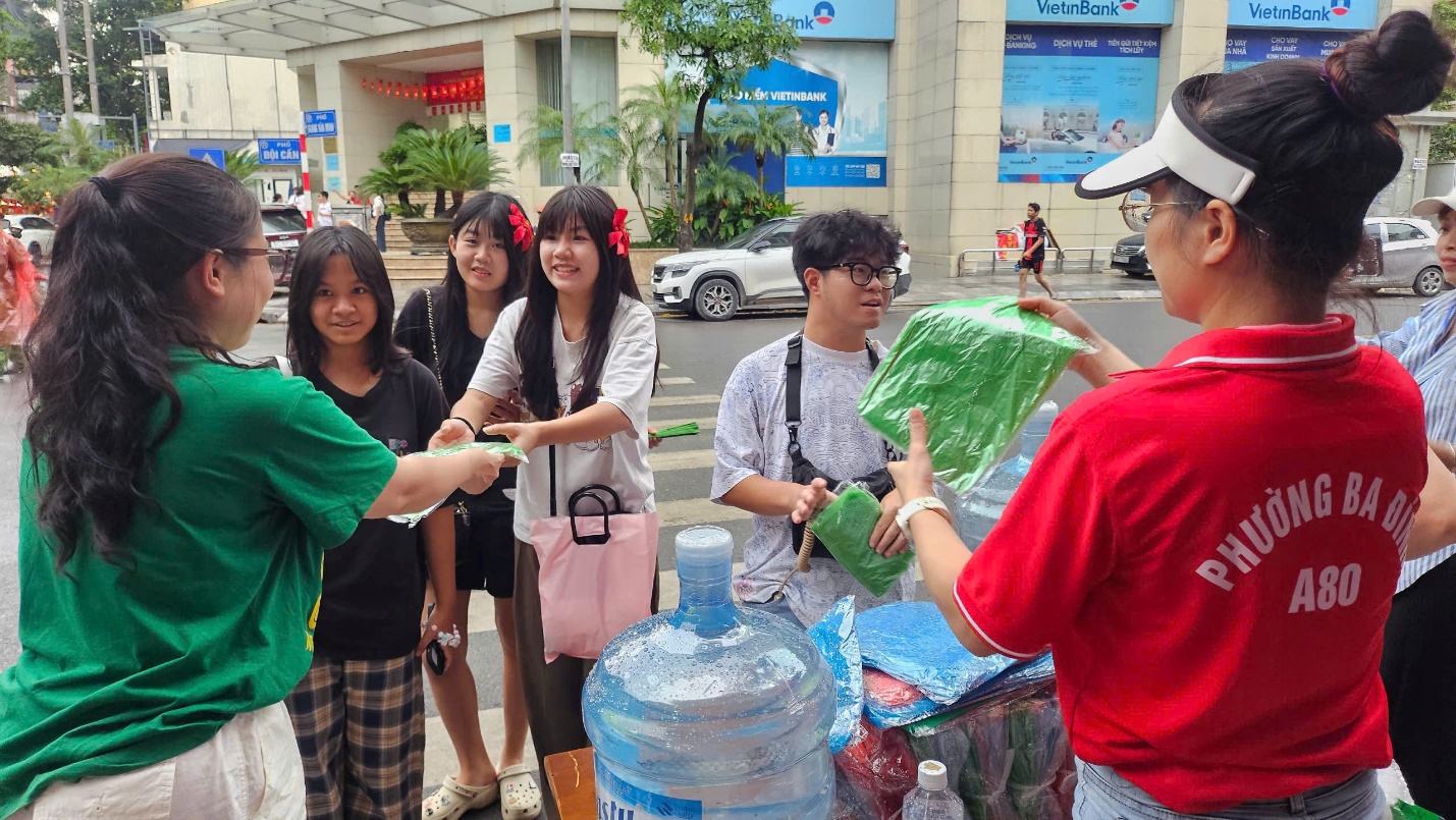 A group of people standing outside
AI-generated content may be incorrect.