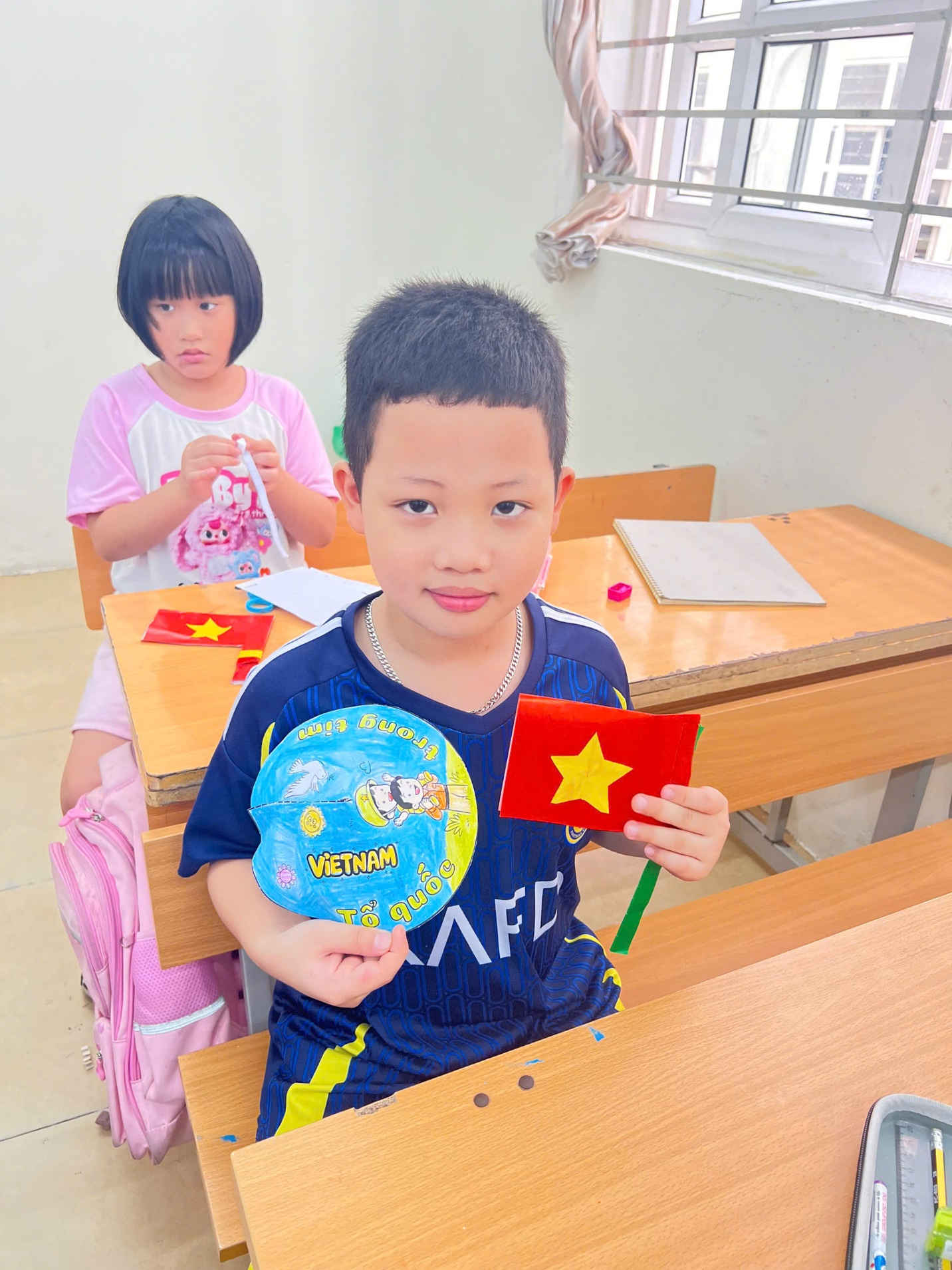 A child holding a flag and a balloon

AI-generated content may be incorrect.