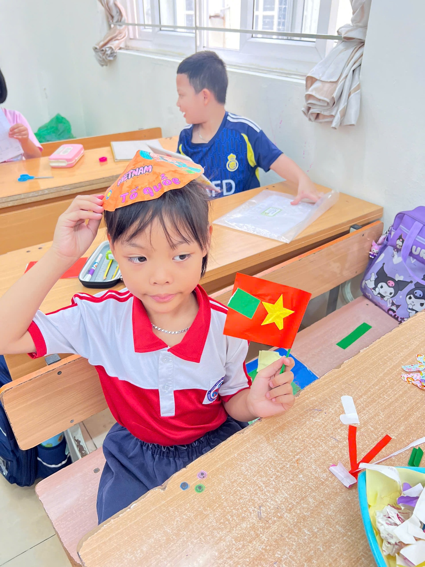A child wearing a hat and holding a flag

AI-generated content may be incorrect.