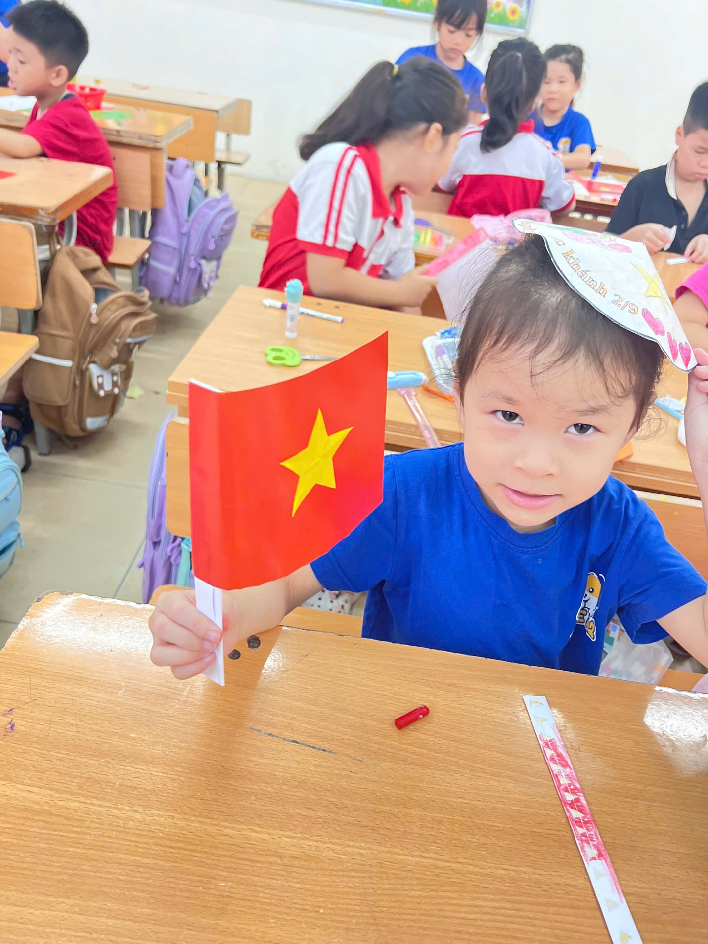 A child holding a flag

AI-generated content may be incorrect.