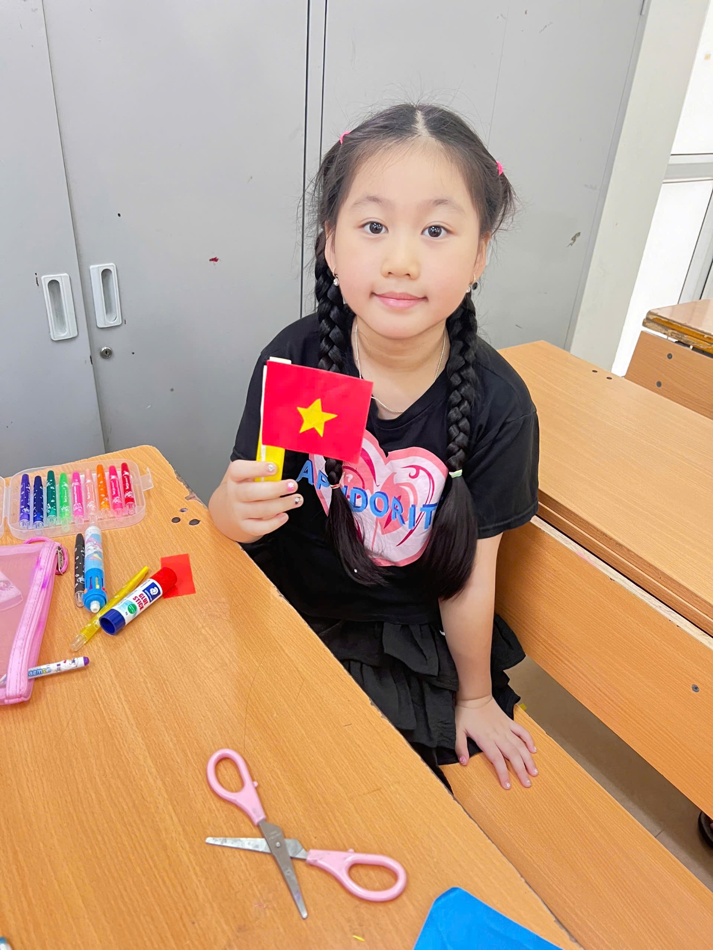 A child holding a flag

AI-generated content may be incorrect.