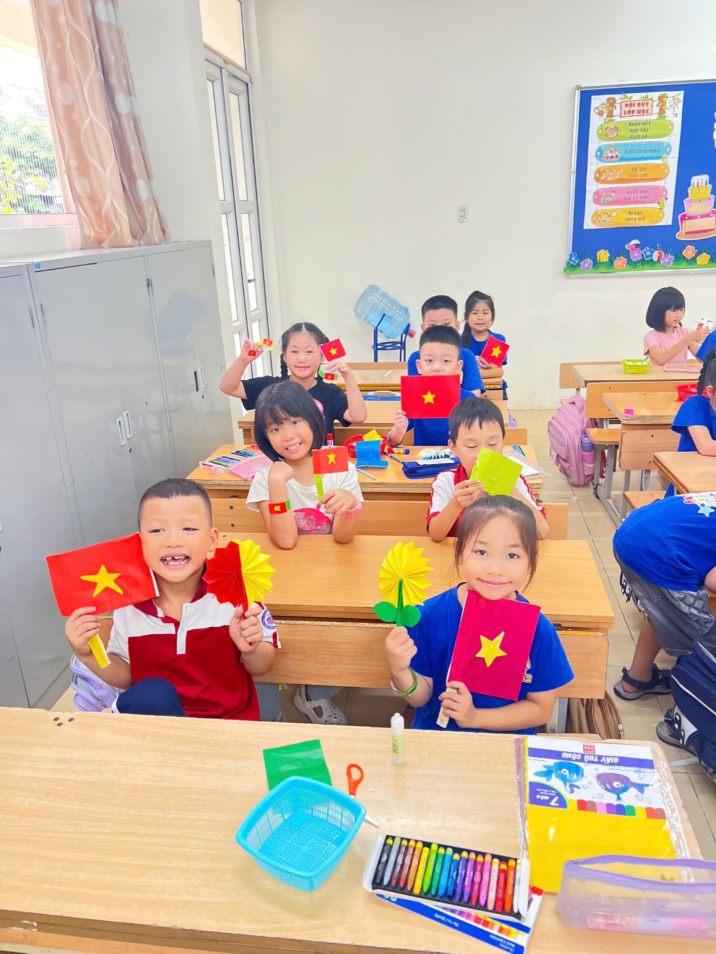 A group of children in a classroom

AI-generated content may be incorrect.