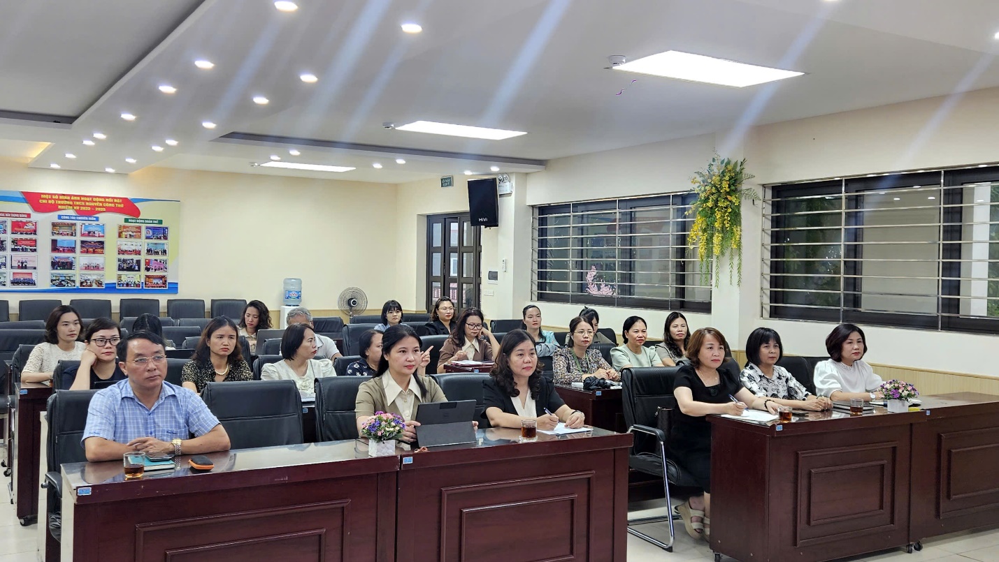 A group of people sitting in a room

AI-generated content may be incorrect.