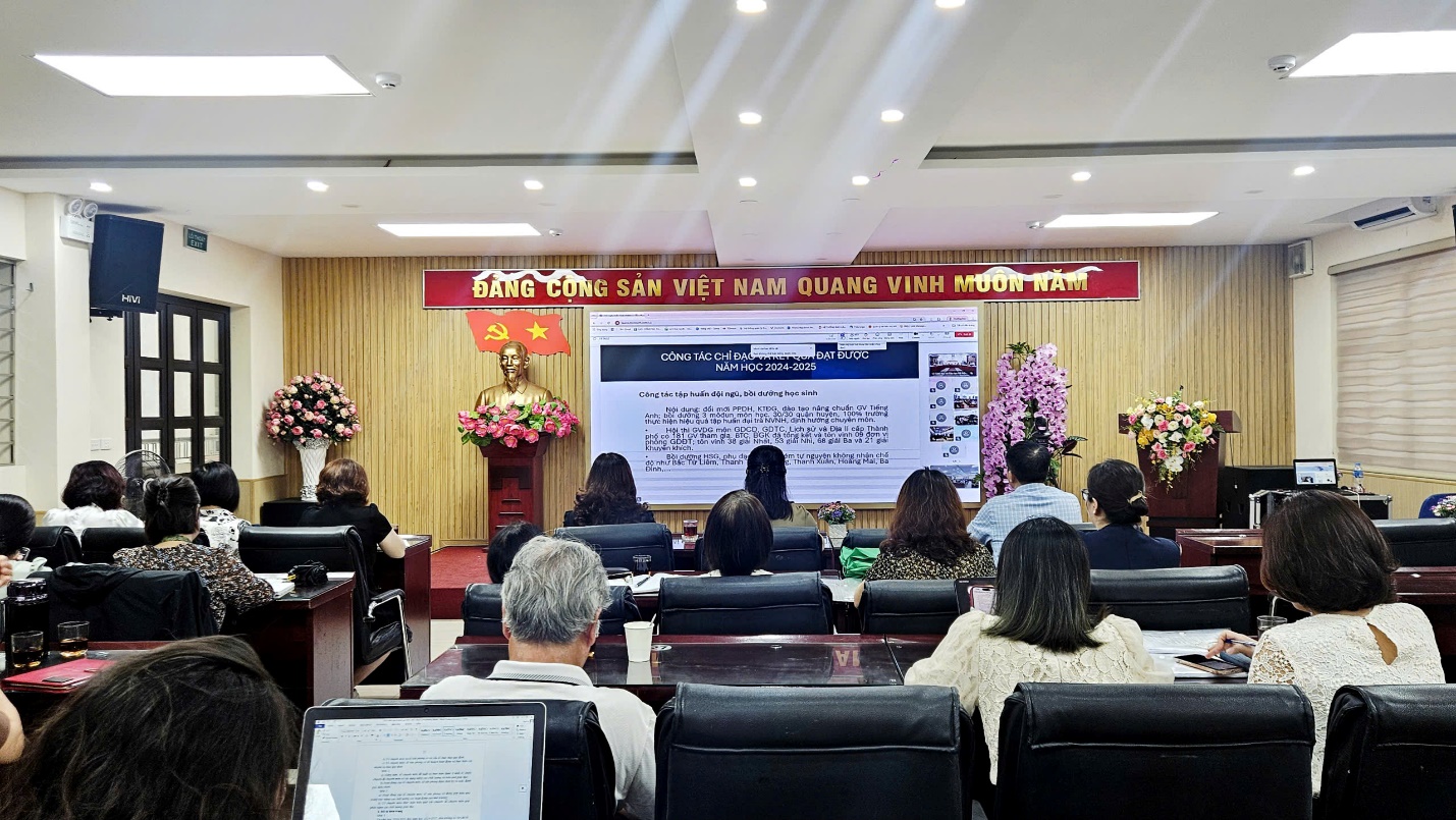 A group of people in a room

AI-generated content may be incorrect.