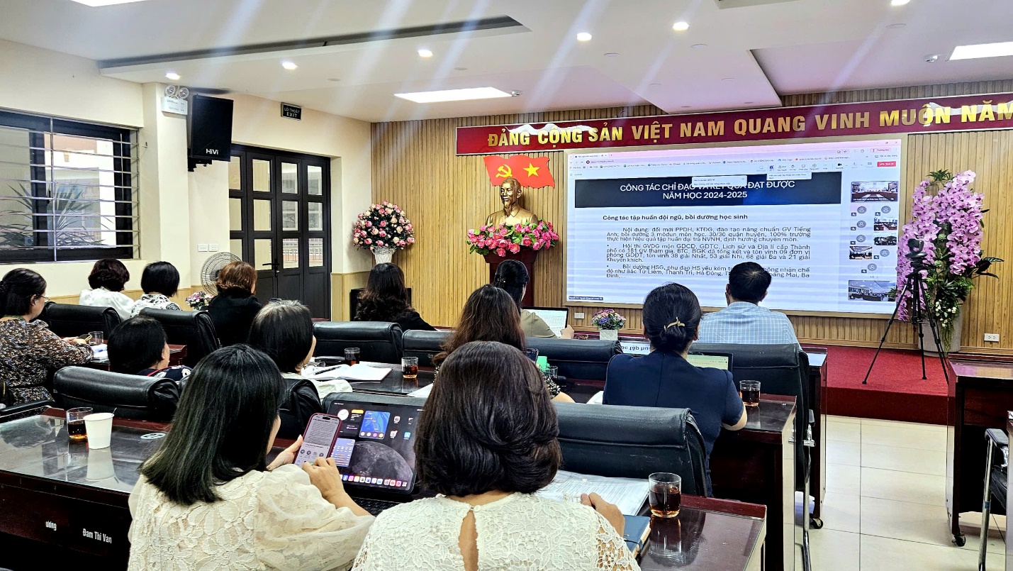 A group of people in a room

AI-generated content may be incorrect.