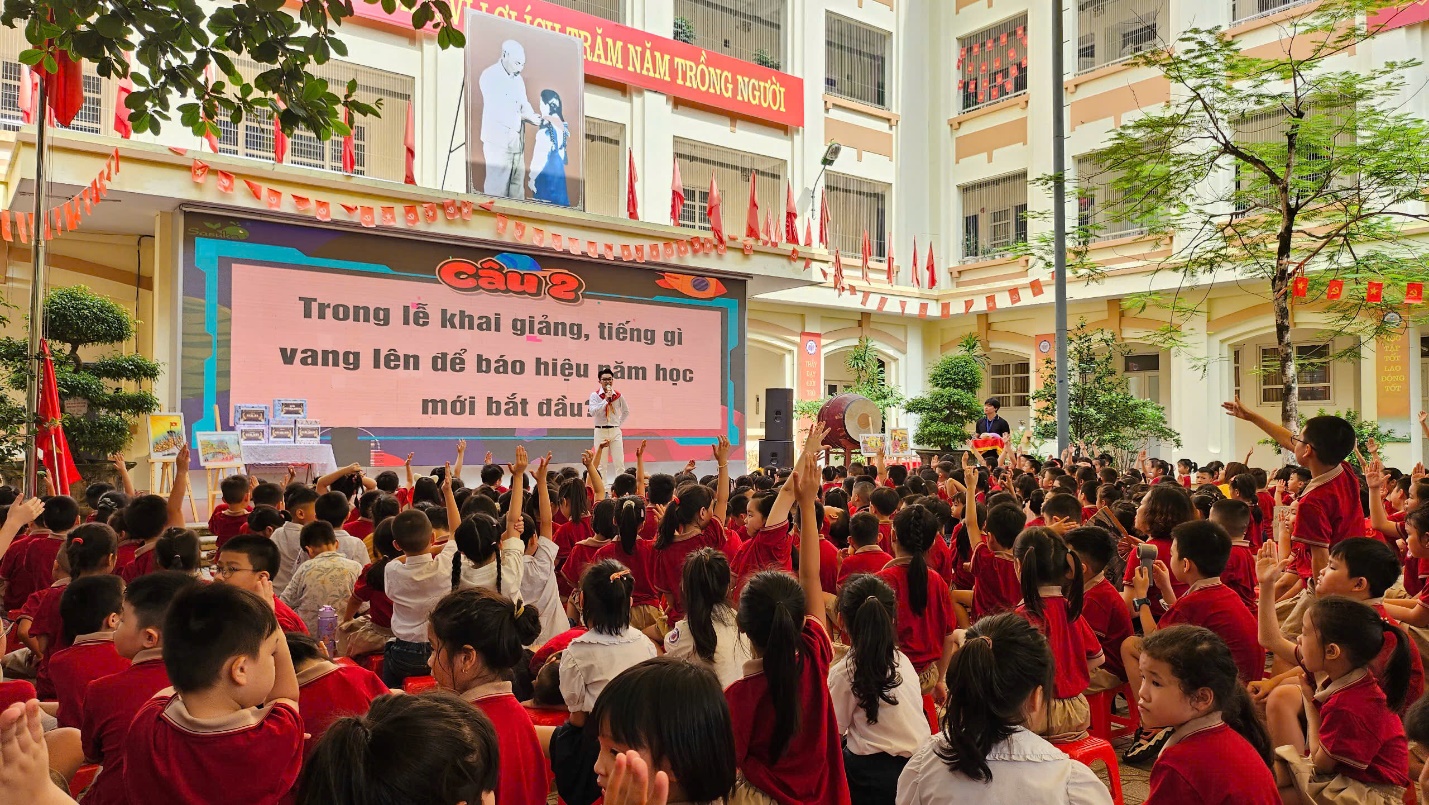 A group of people in red shirts

AI-generated content may be incorrect.