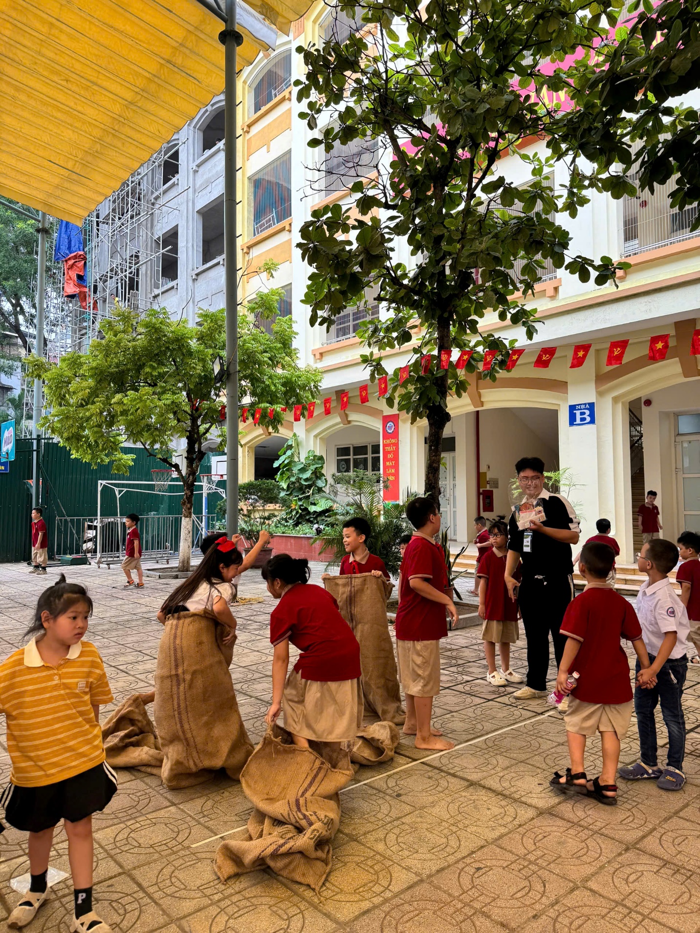 A group of people in brown sacks

AI-generated content may be incorrect.