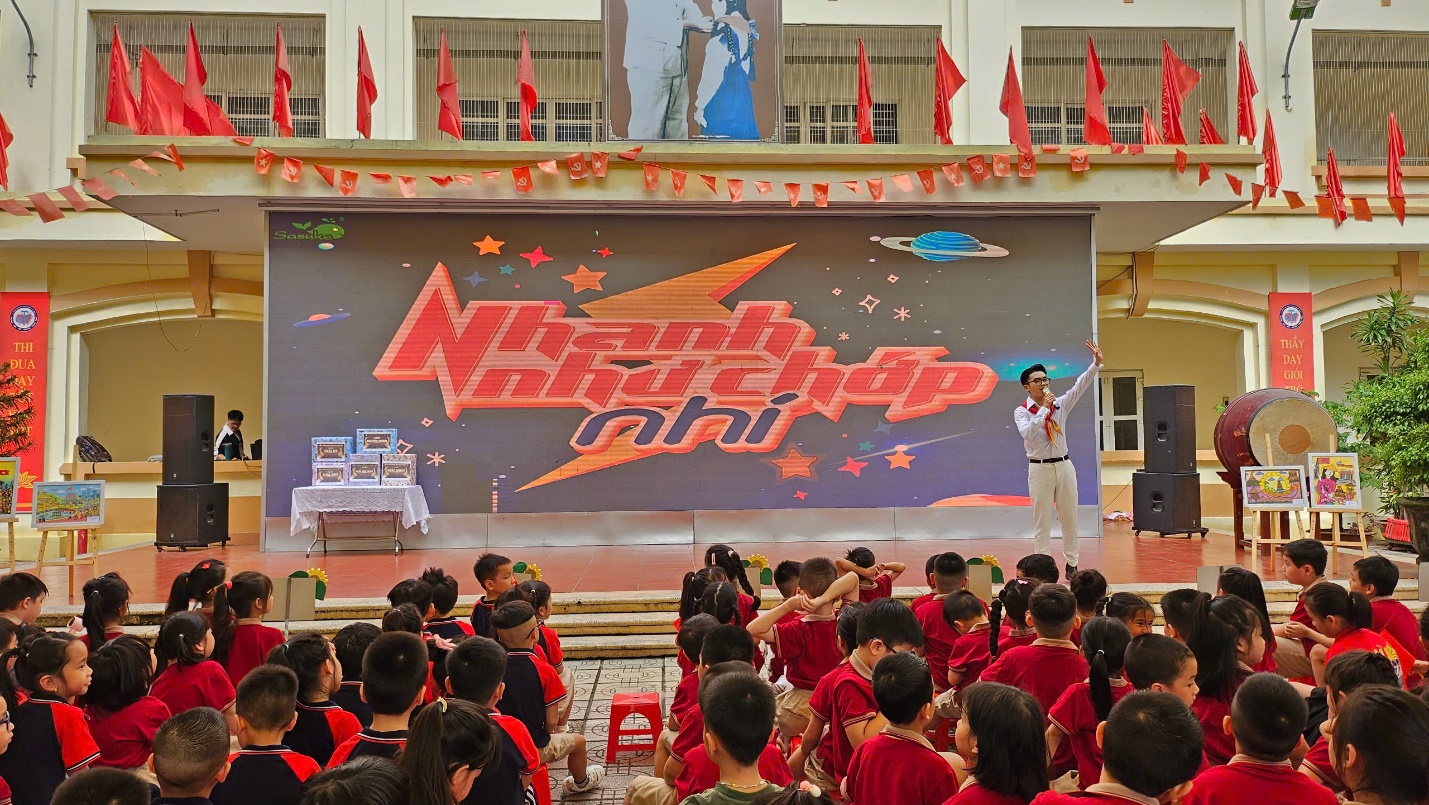 A group of children in front of a stage

AI-generated content may be incorrect.