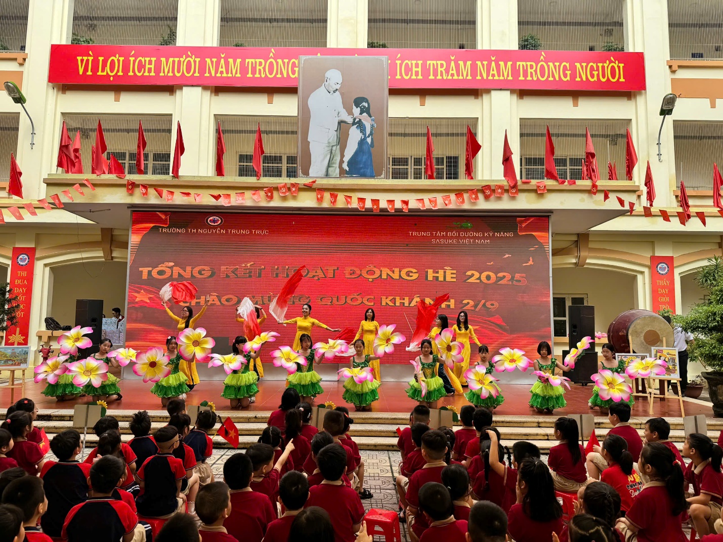 A group of people on a stage

AI-generated content may be incorrect.