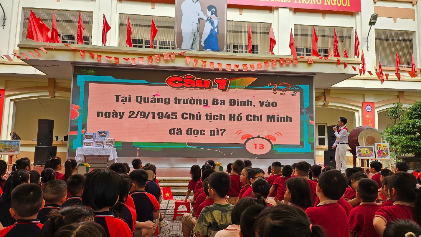 A group of people in front of a stage

AI-generated content may be incorrect.