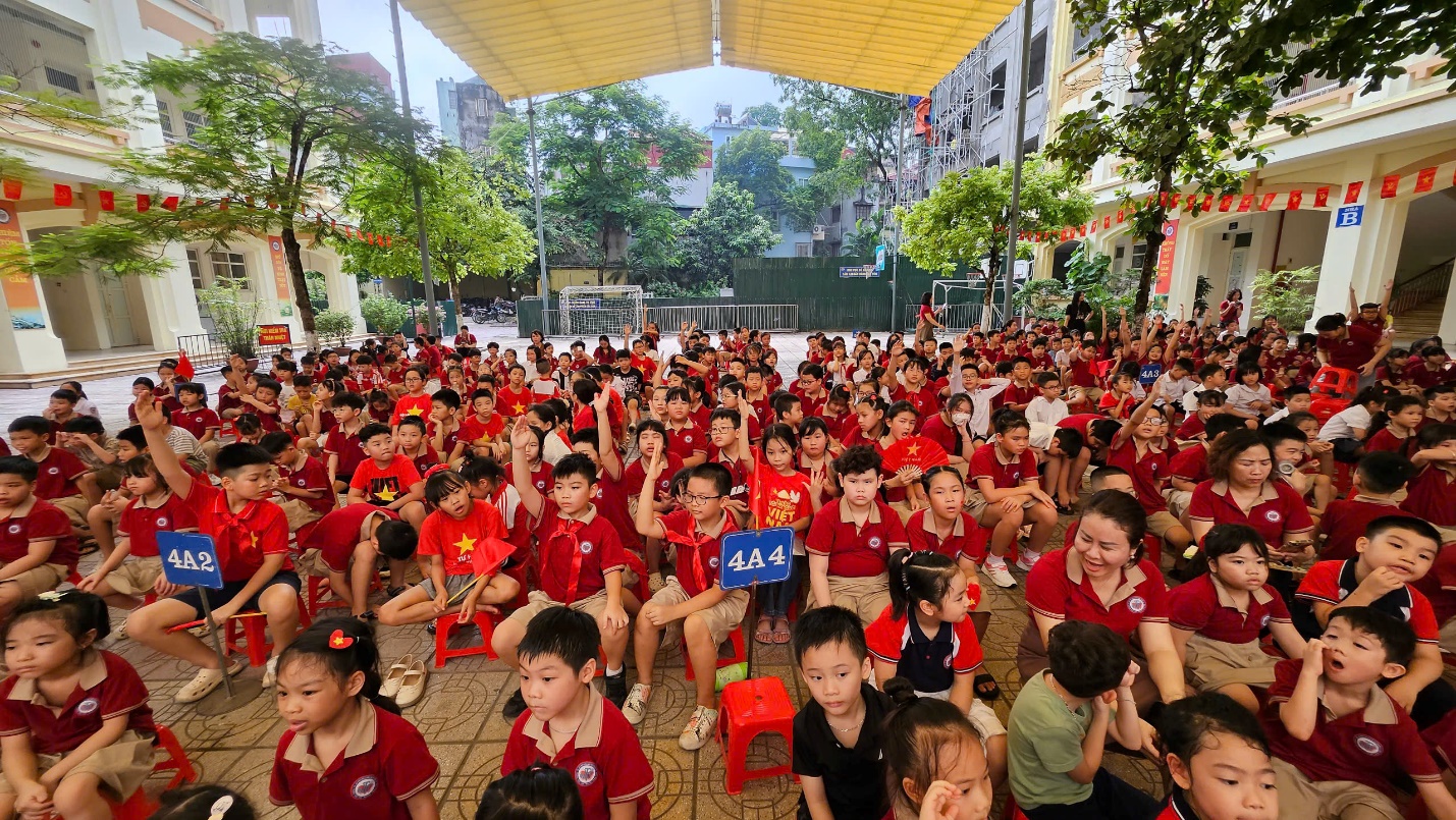 A group of children sitting on the ground

AI-generated content may be incorrect.