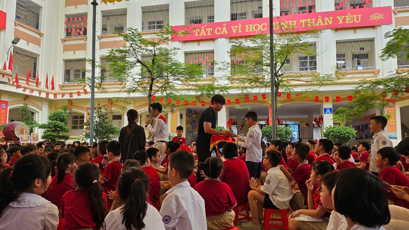 A group of people in a courtyard

AI-generated content may be incorrect.