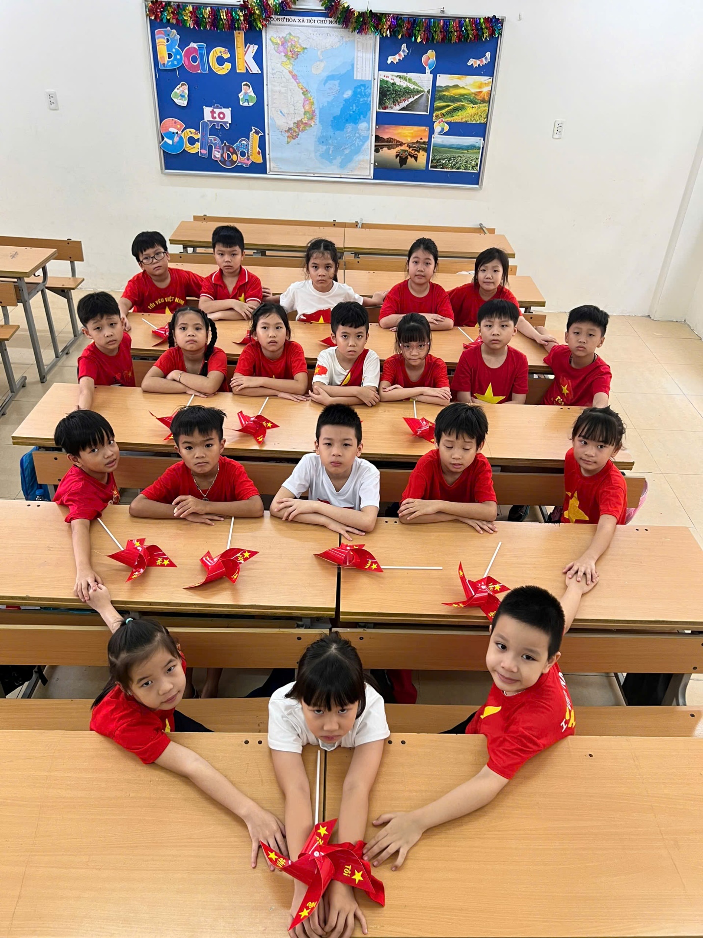 A group of children in a classroom

AI-generated content may be incorrect.