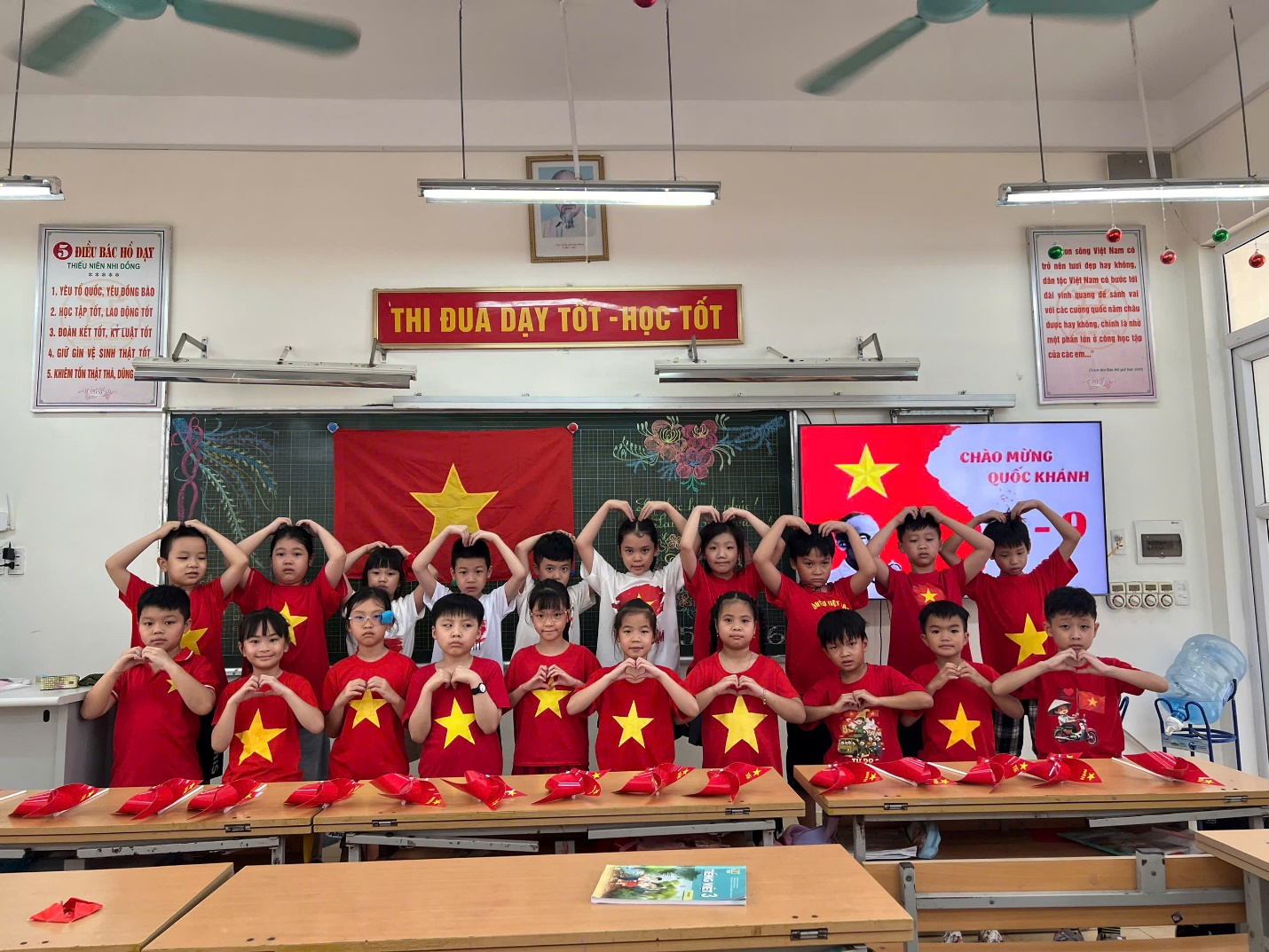 A group of children in a classroom

AI-generated content may be incorrect.