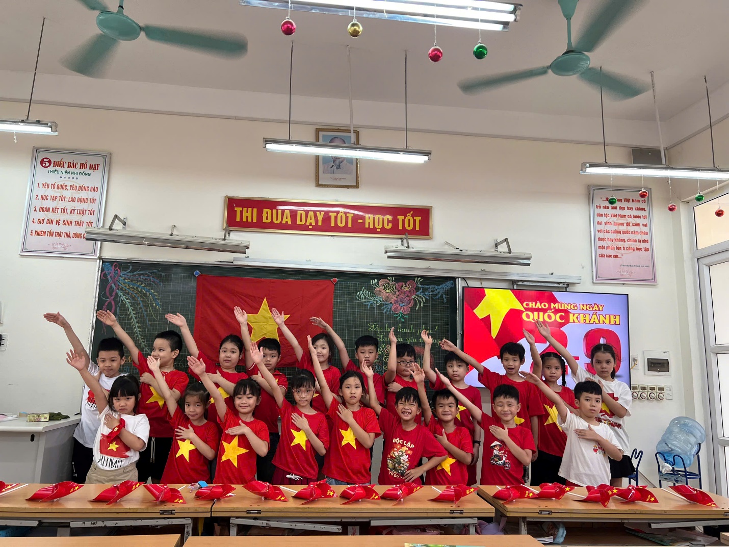 A group of children in a classroom

AI-generated content may be incorrect.