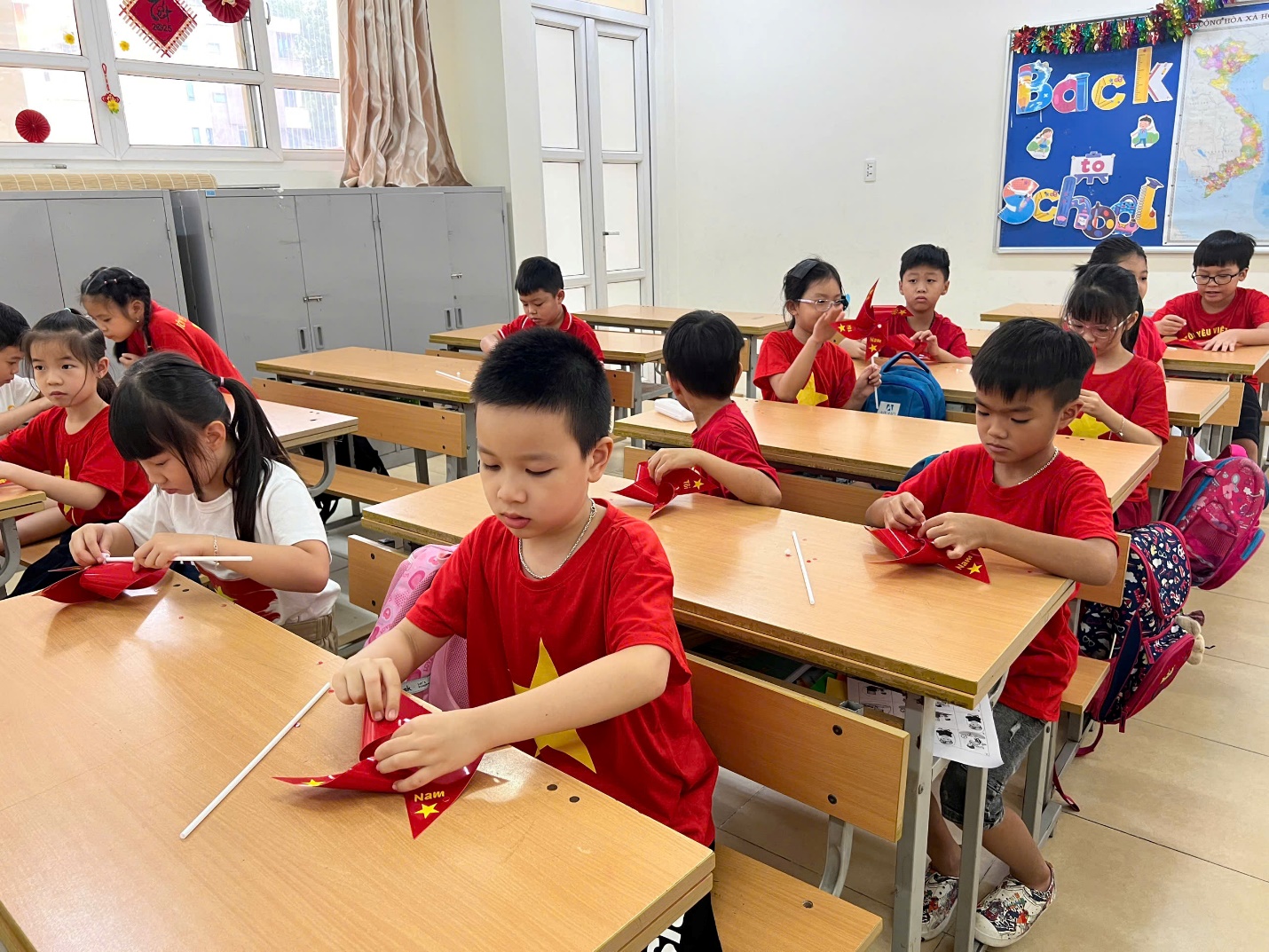 A group of children in a classroom

AI-generated content may be incorrect.