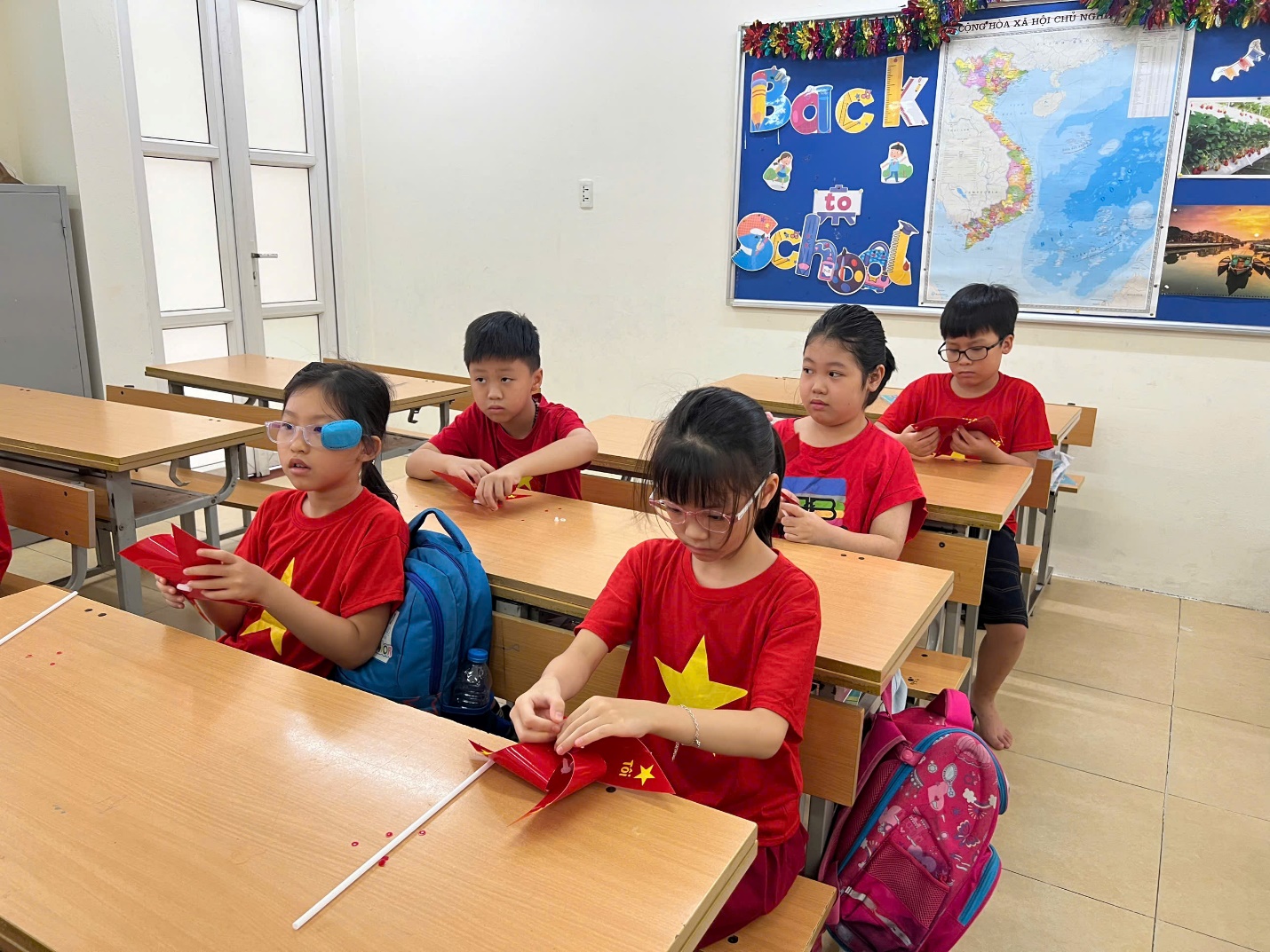 A group of kids in a classroom

AI-generated content may be incorrect.