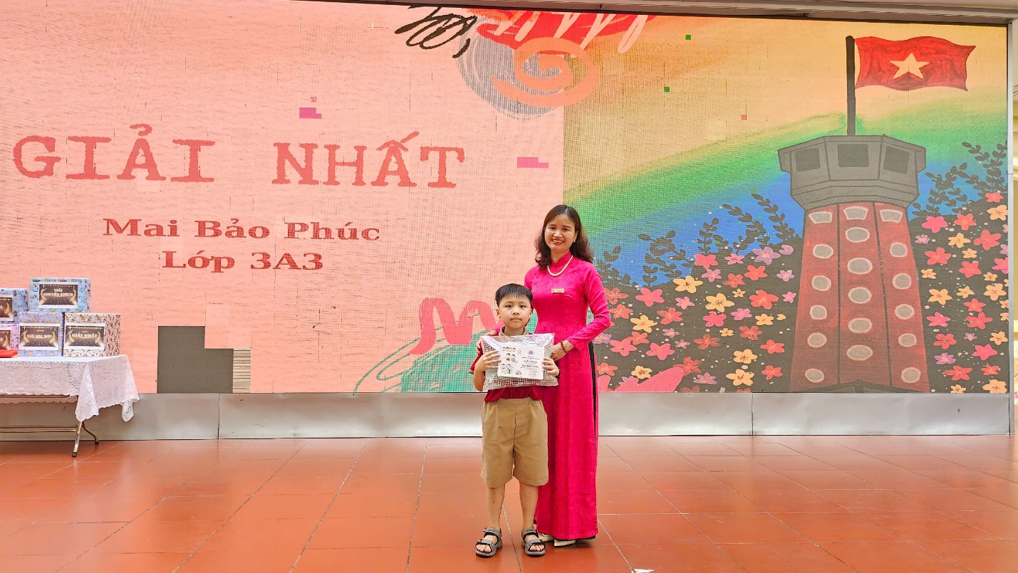 A person and a child posing for a picture

AI-generated content may be incorrect.