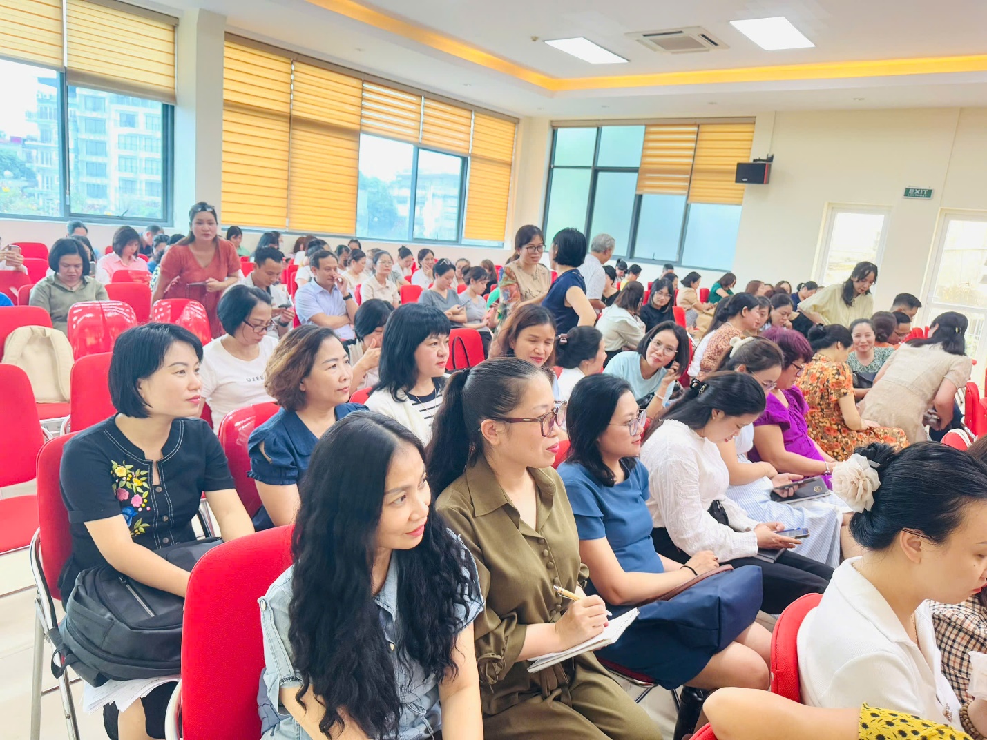 A group of people sitting in chairs

AI-generated content may be incorrect.