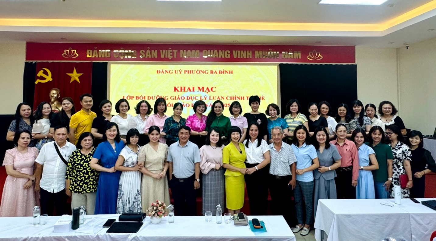 A group of people standing together

AI-generated content may be incorrect.