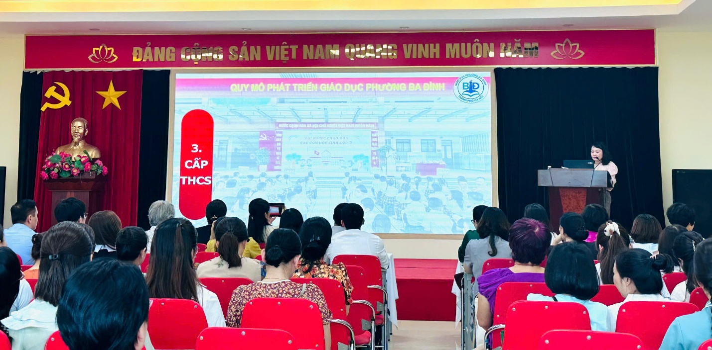 A group of people sitting in chairs

AI-generated content may be incorrect.