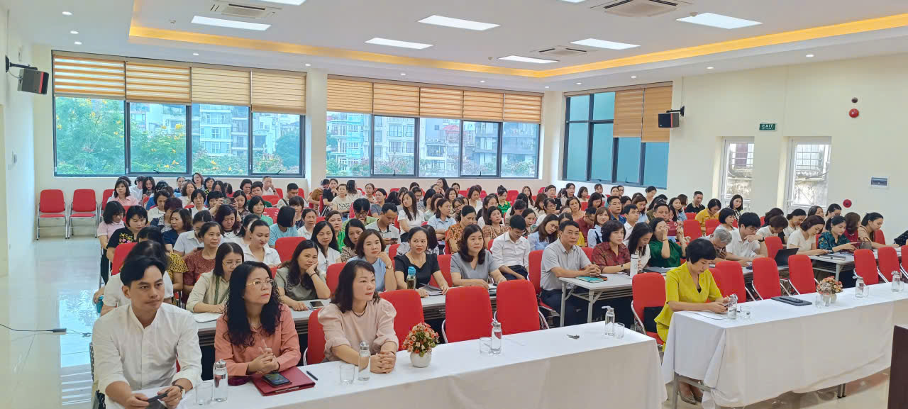 A group of people in a room

AI-generated content may be incorrect.