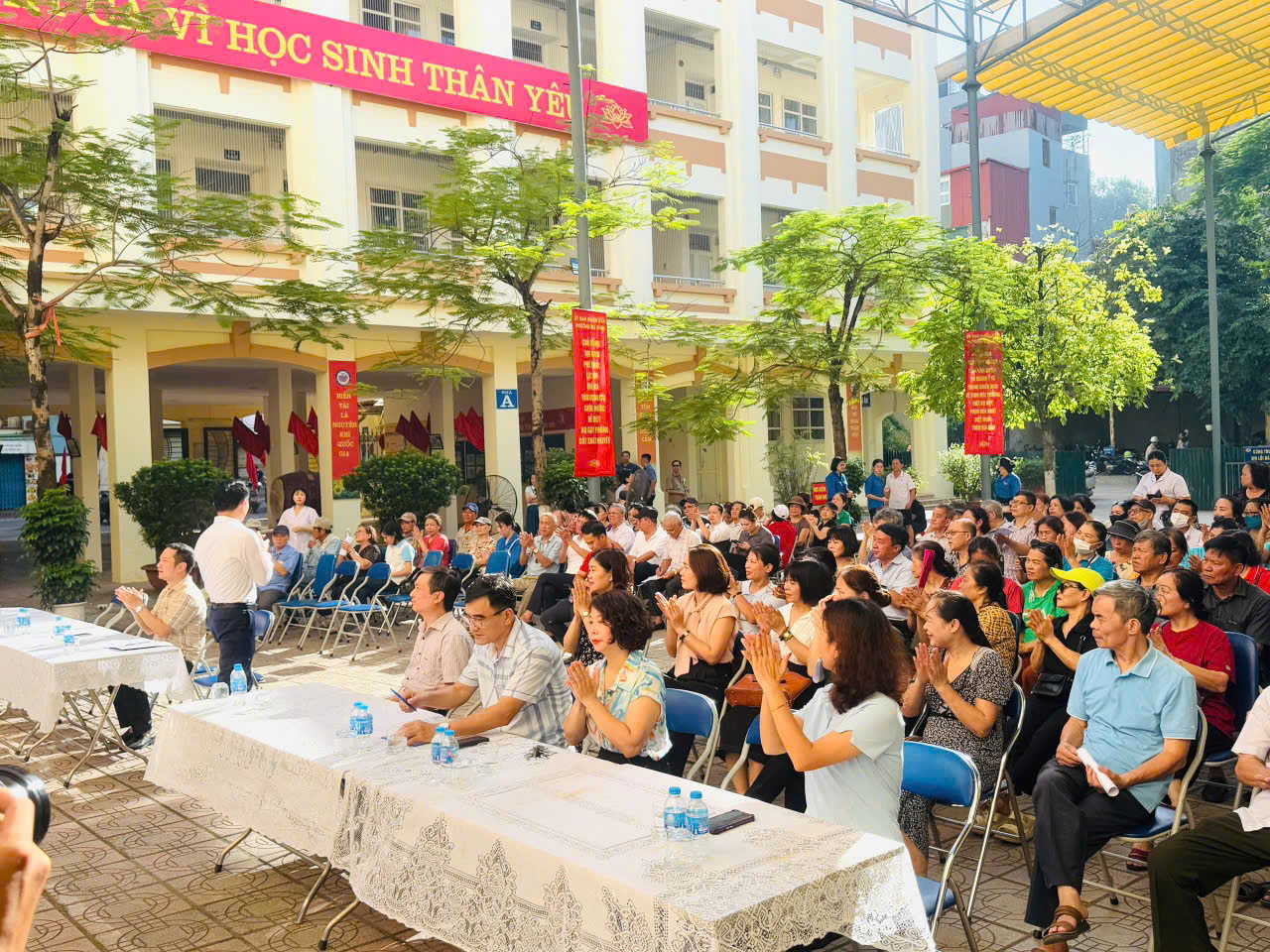 A group of people sitting at tables

AI-generated content may be incorrect.