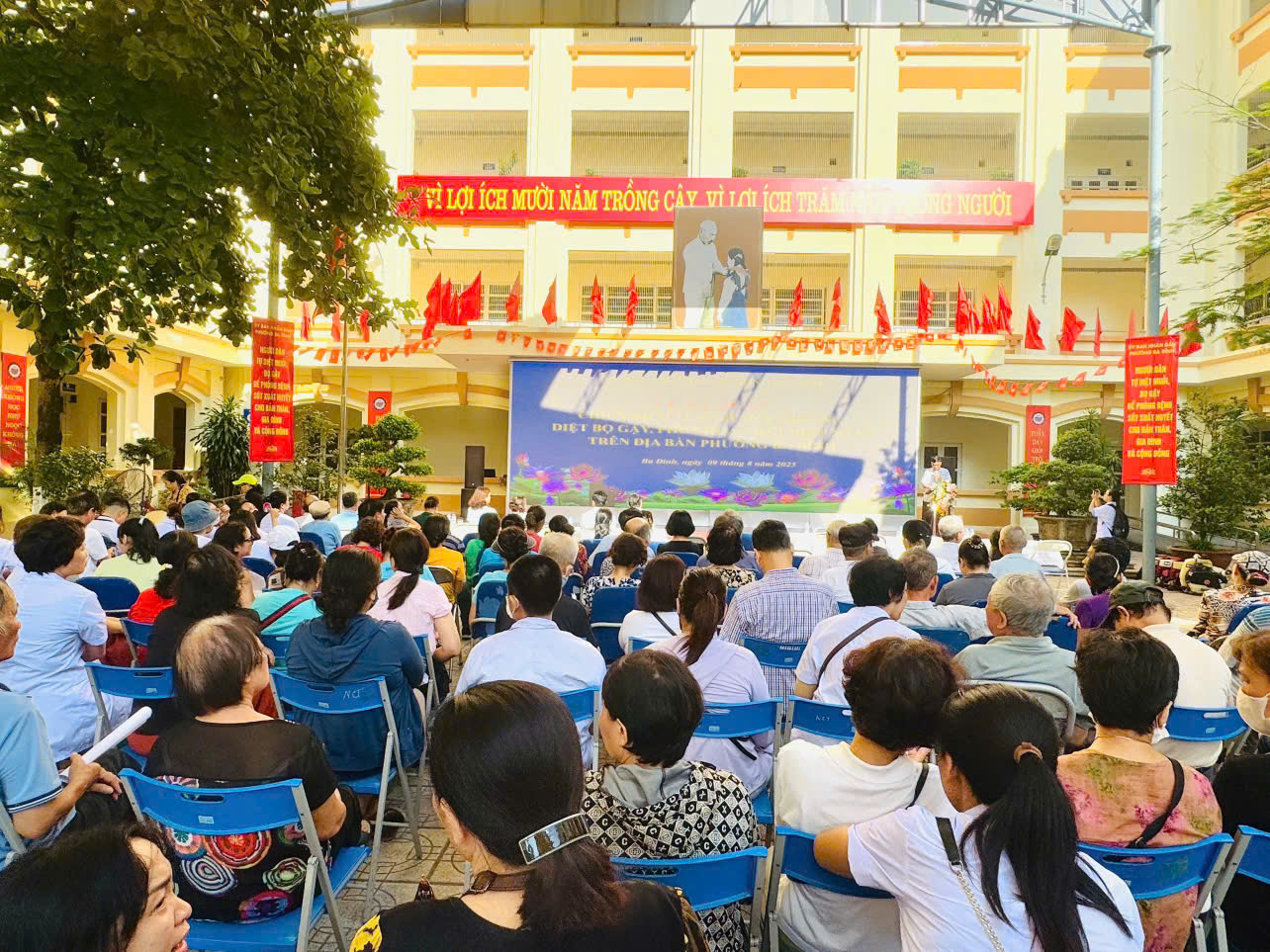 A group of people sitting in chairs

AI-generated content may be incorrect.