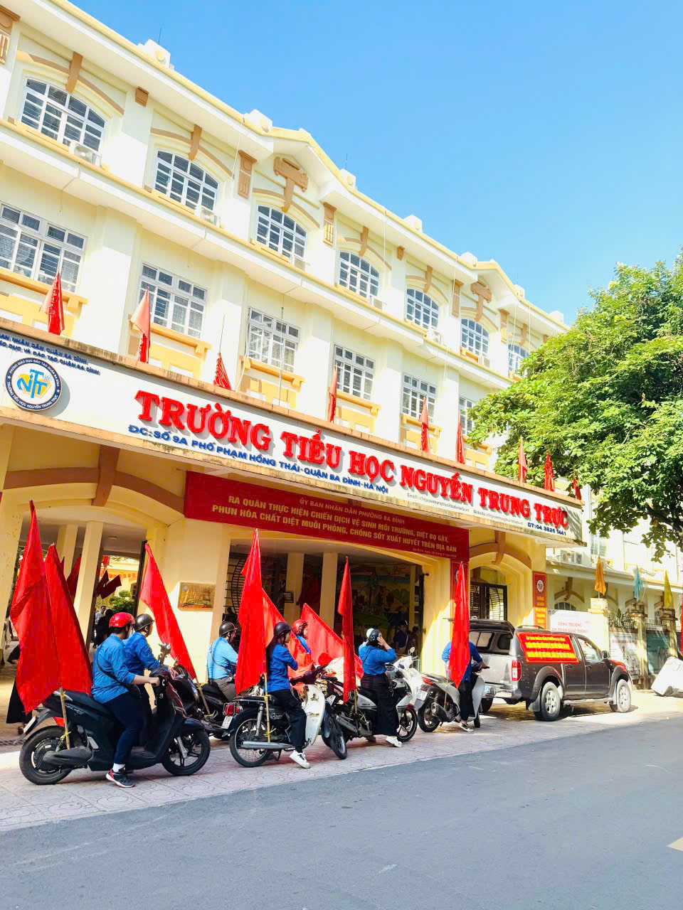 A group of people on motorcycles with flags outside of a building

AI-generated content may be incorrect.