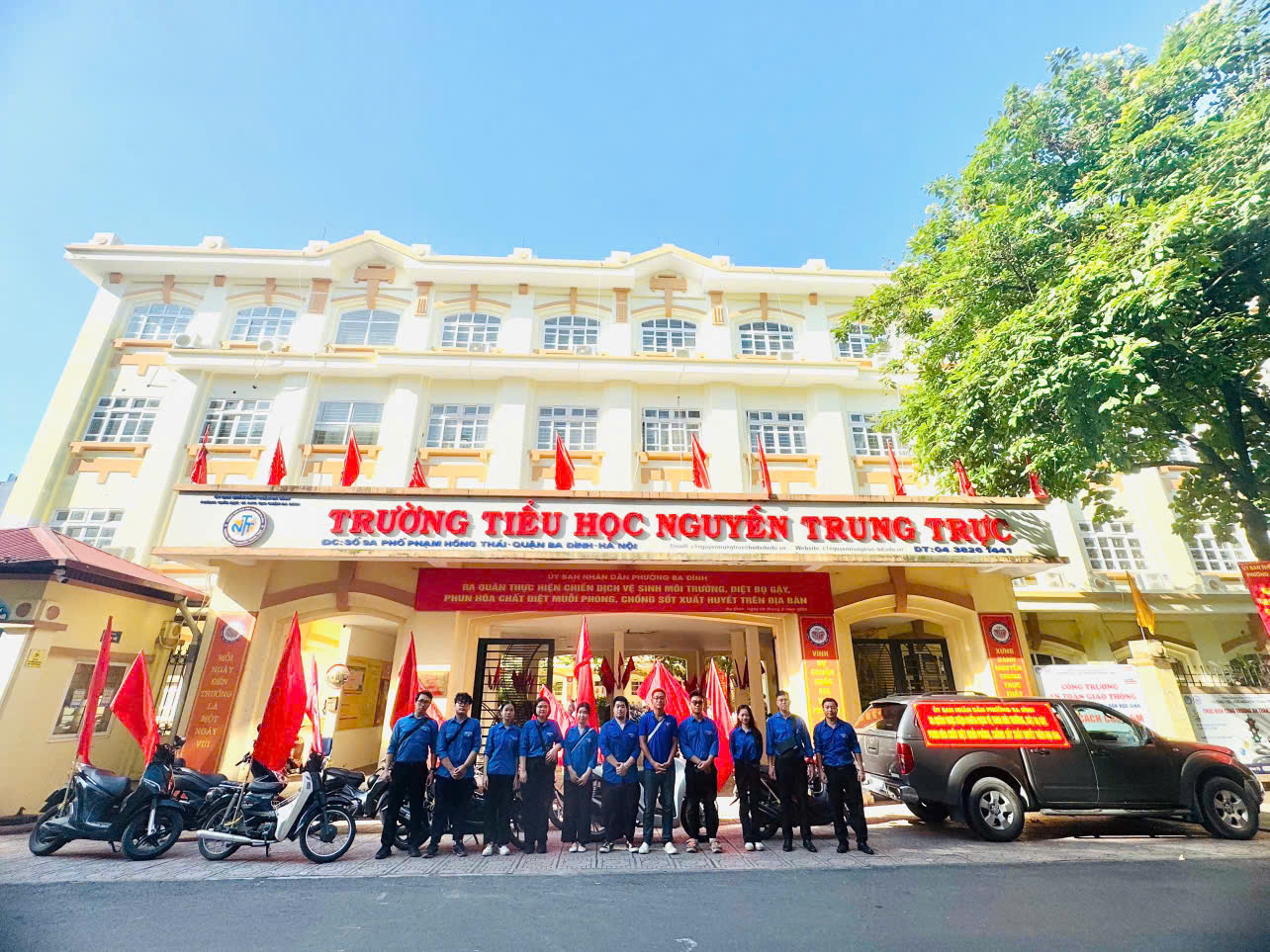 A group of people standing in front of a building

AI-generated content may be incorrect.