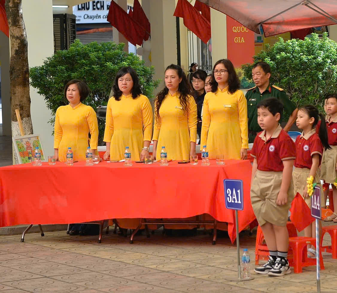 A group of people standing in front of a table with water bottles

AI-generated content may be incorrect.