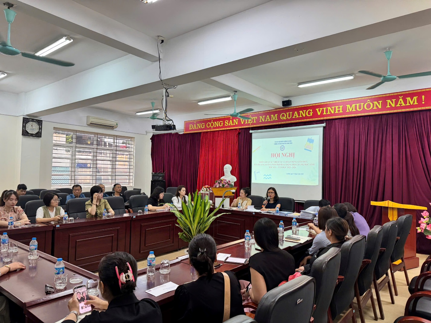 A group of people in a room

AI-generated content may be incorrect.