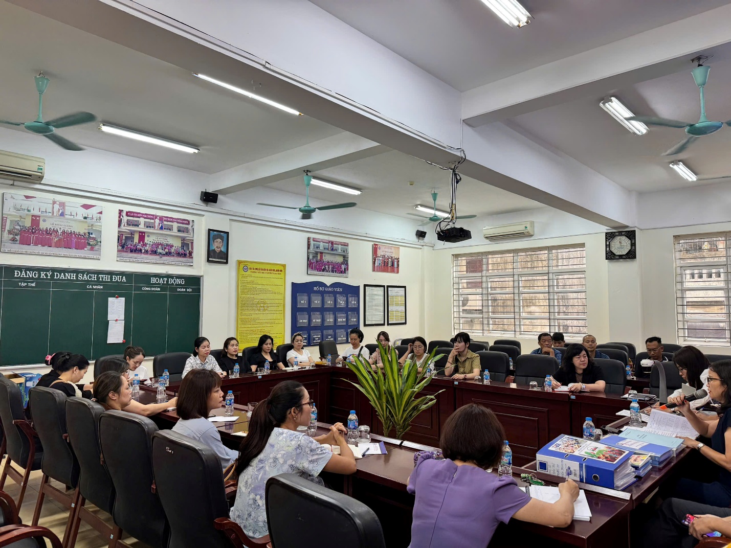 A group of people sitting in a room

AI-generated content may be incorrect.