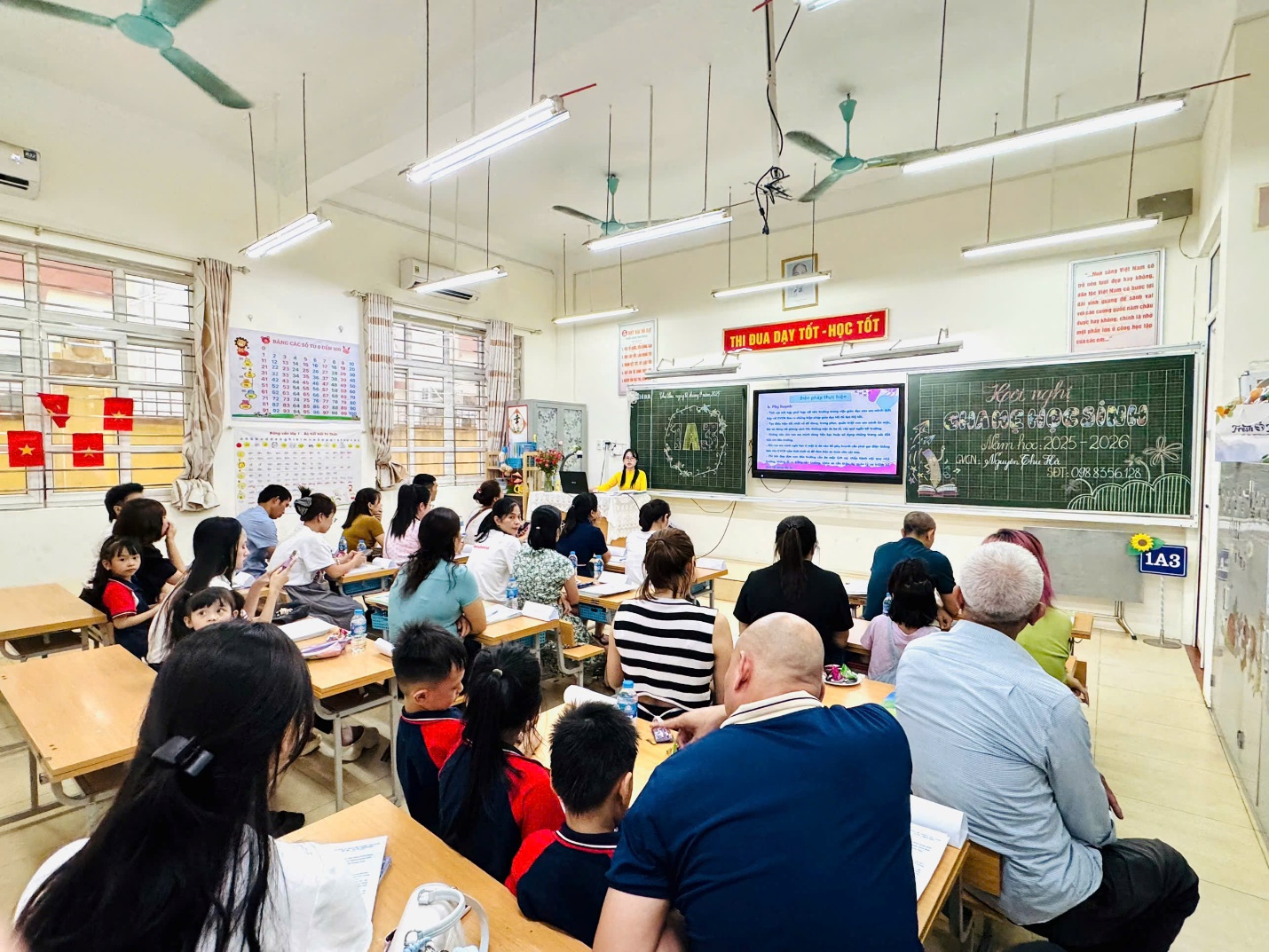 A group of people sitting in a classroom

AI-generated content may be incorrect.